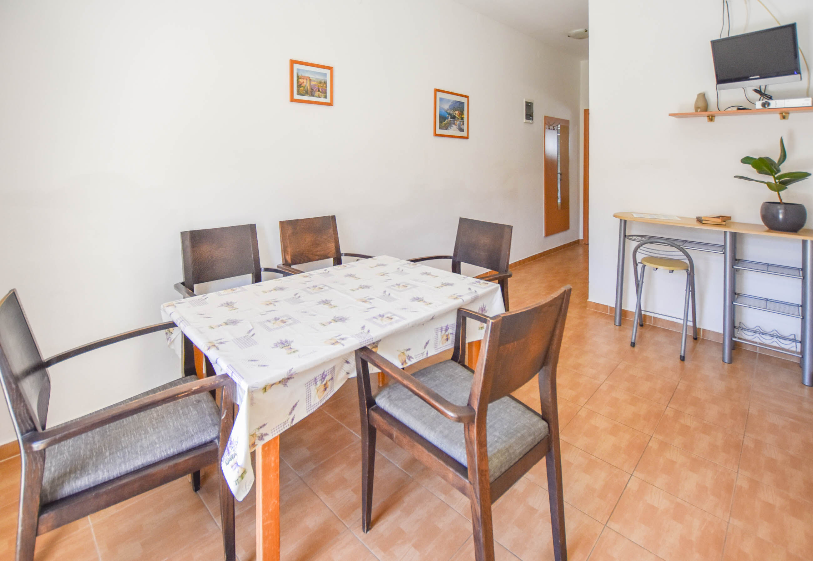 Apartments Flora 83701-A2