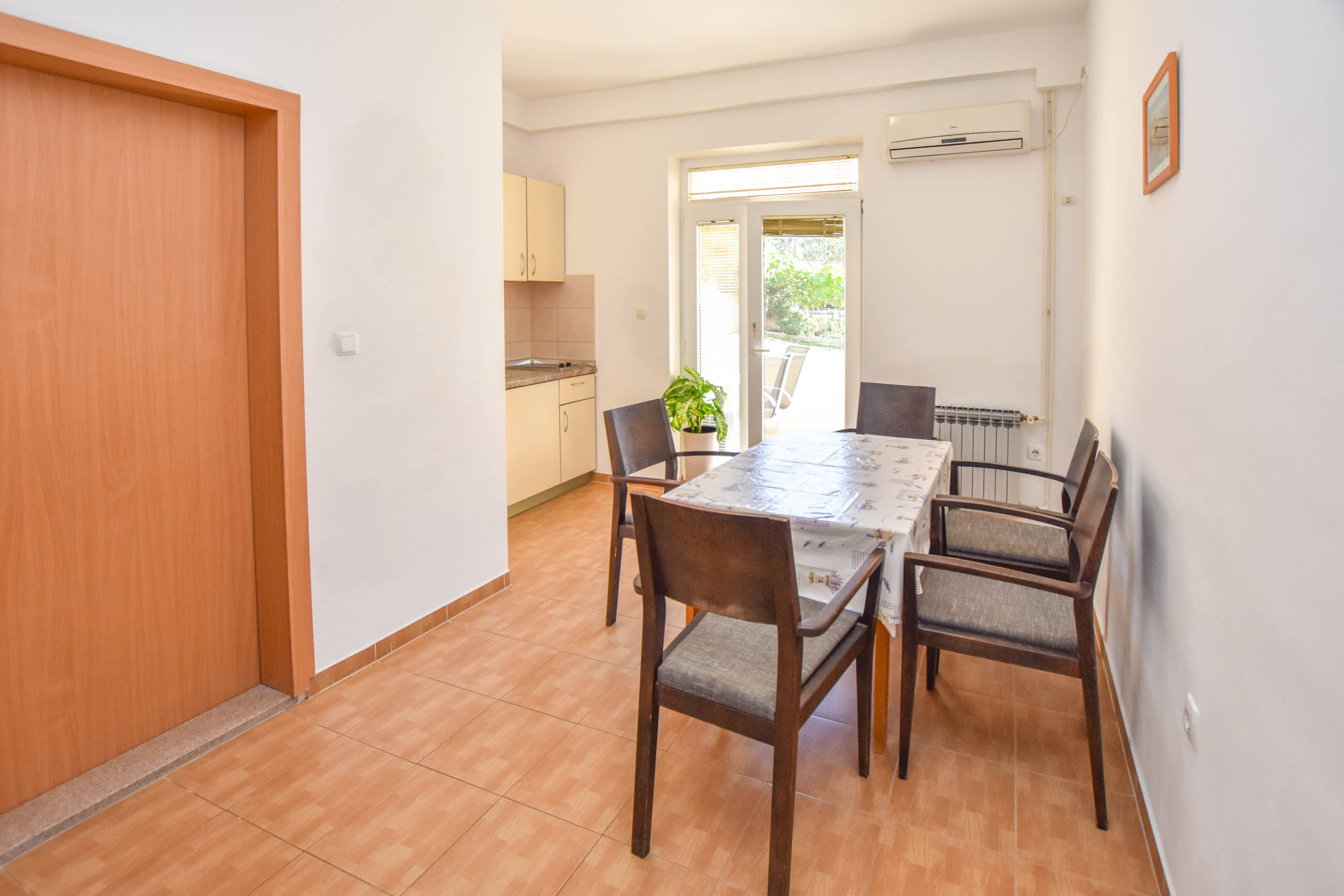 Apartments Flora 83701-A2