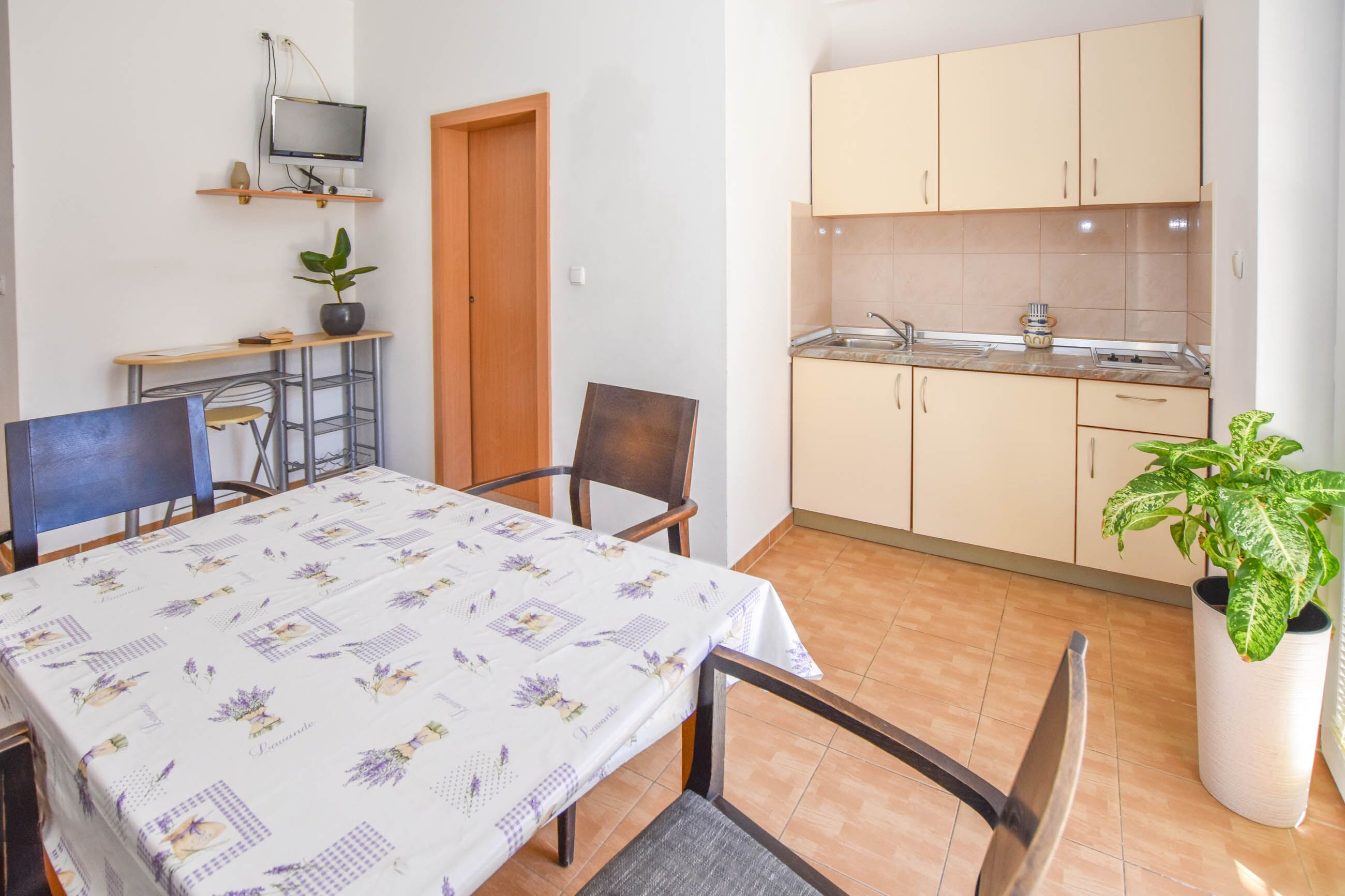 Apartments Flora 83701-A2
