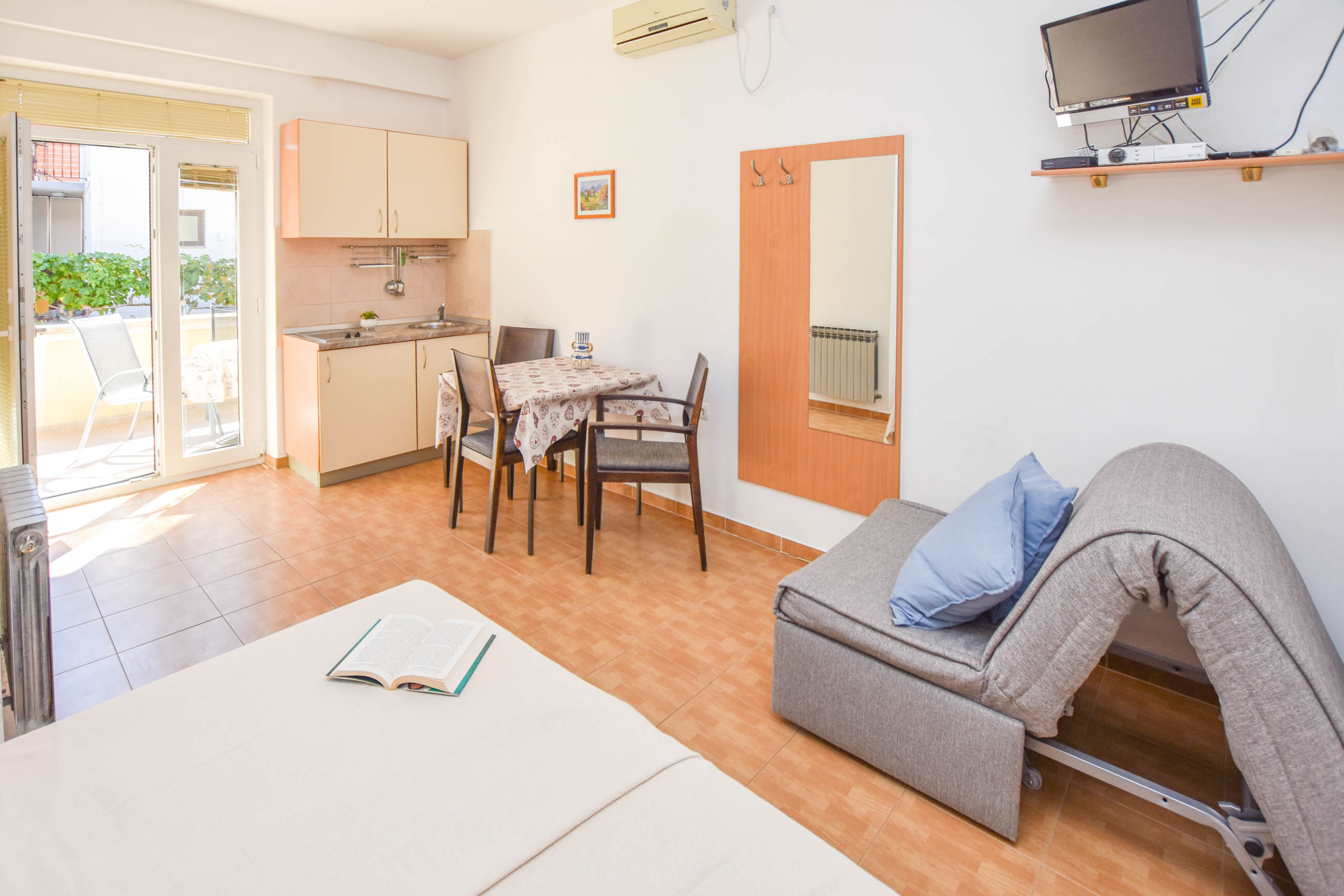 Apartments Flora 83701-A3