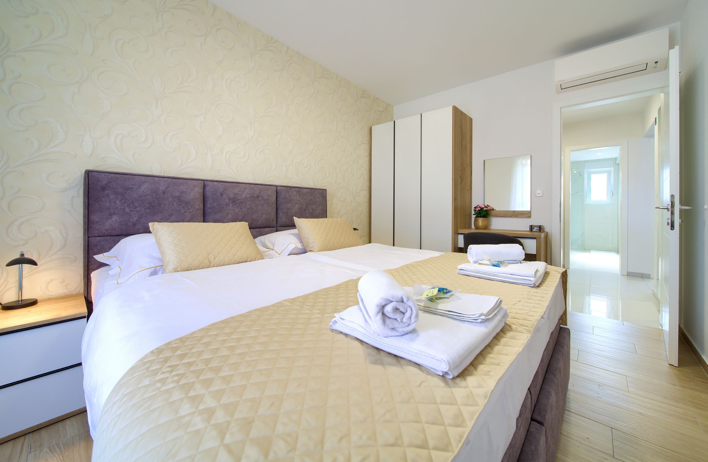 Apartment Crystal Aura 2 62079-A1