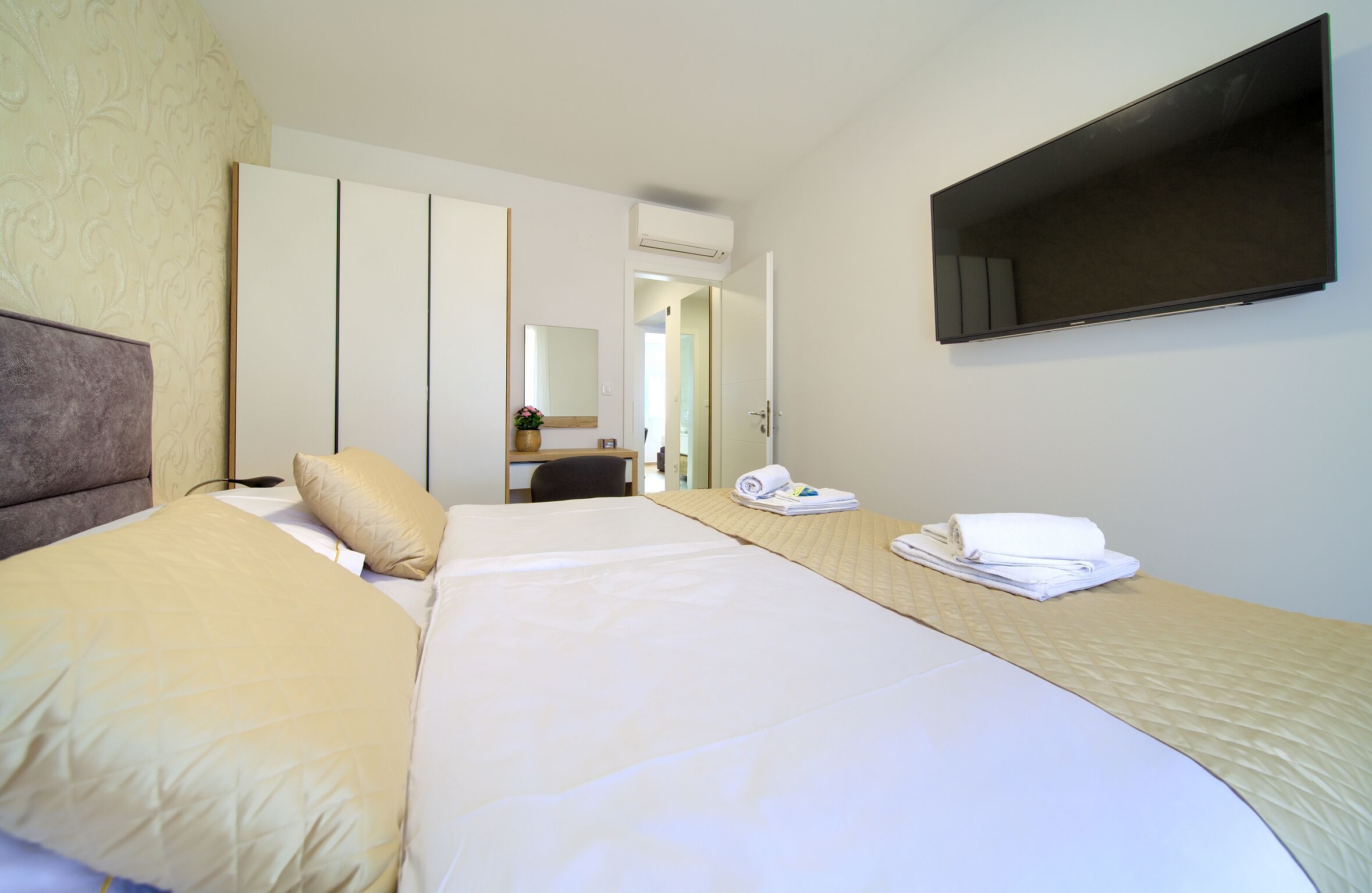 Apartment Crystal Aura 2 62079-A1