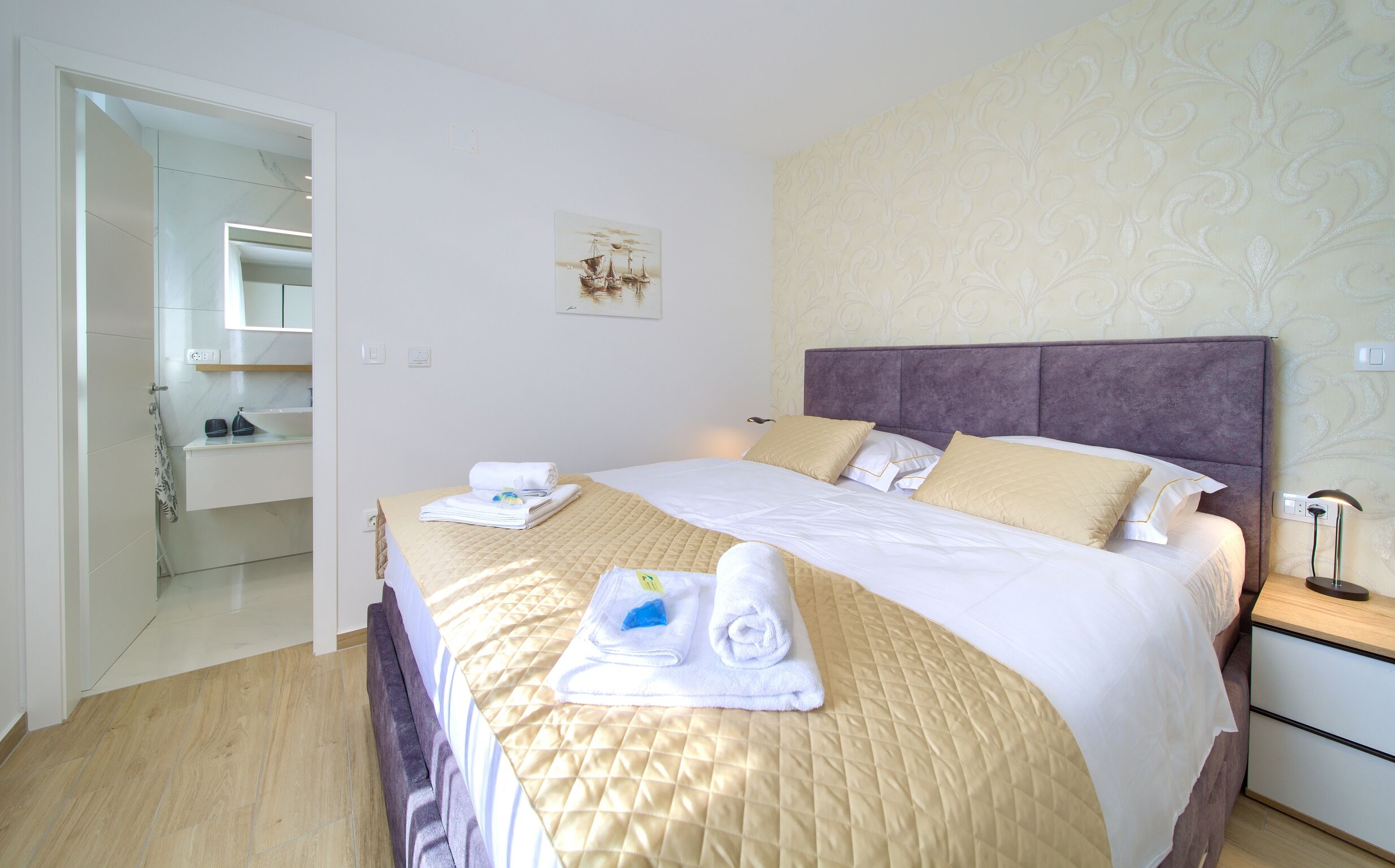 Apartment Crystal Aura 2 62079-A1