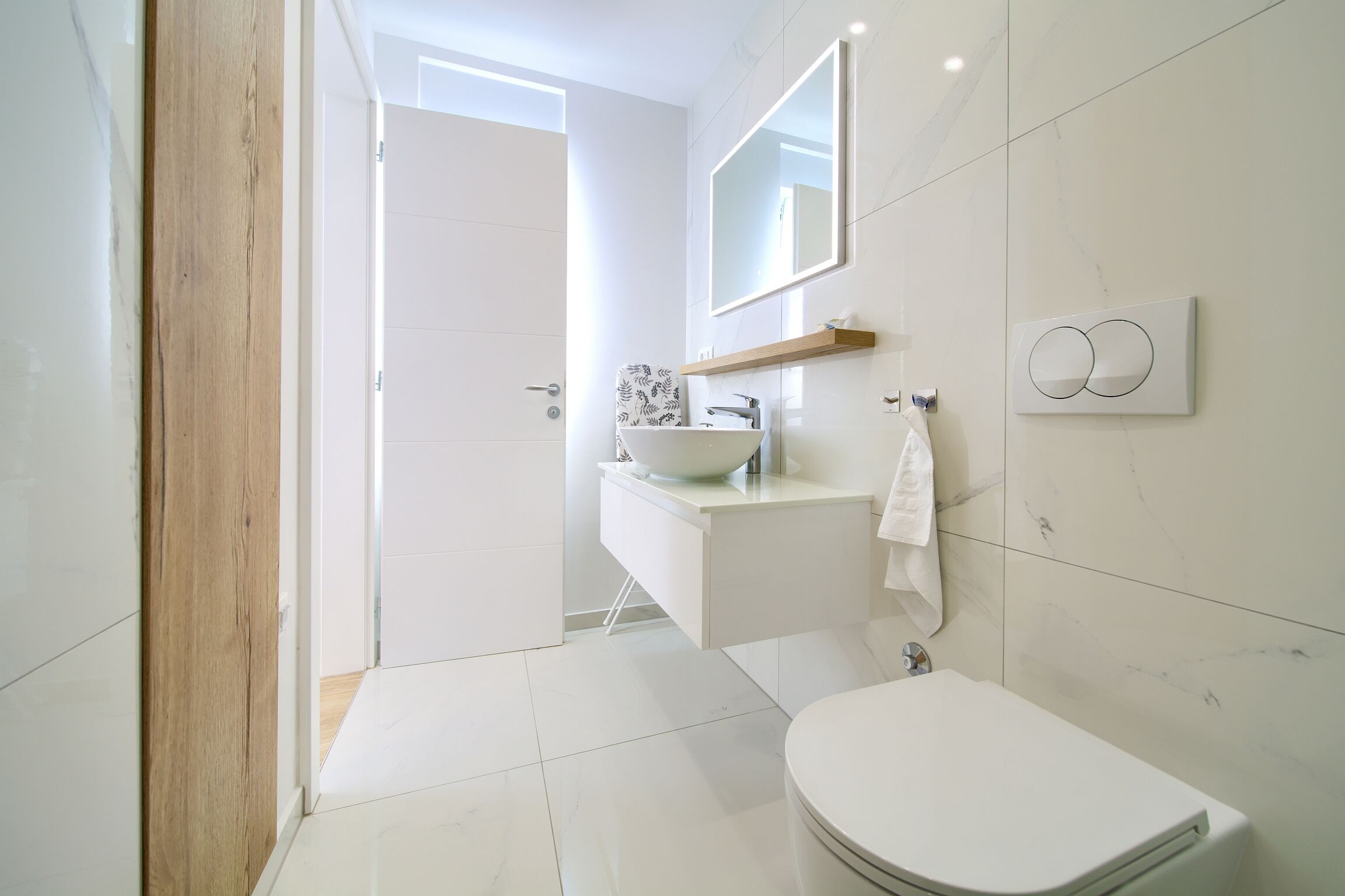 Apartment Crystal Aura 2 62079-A1