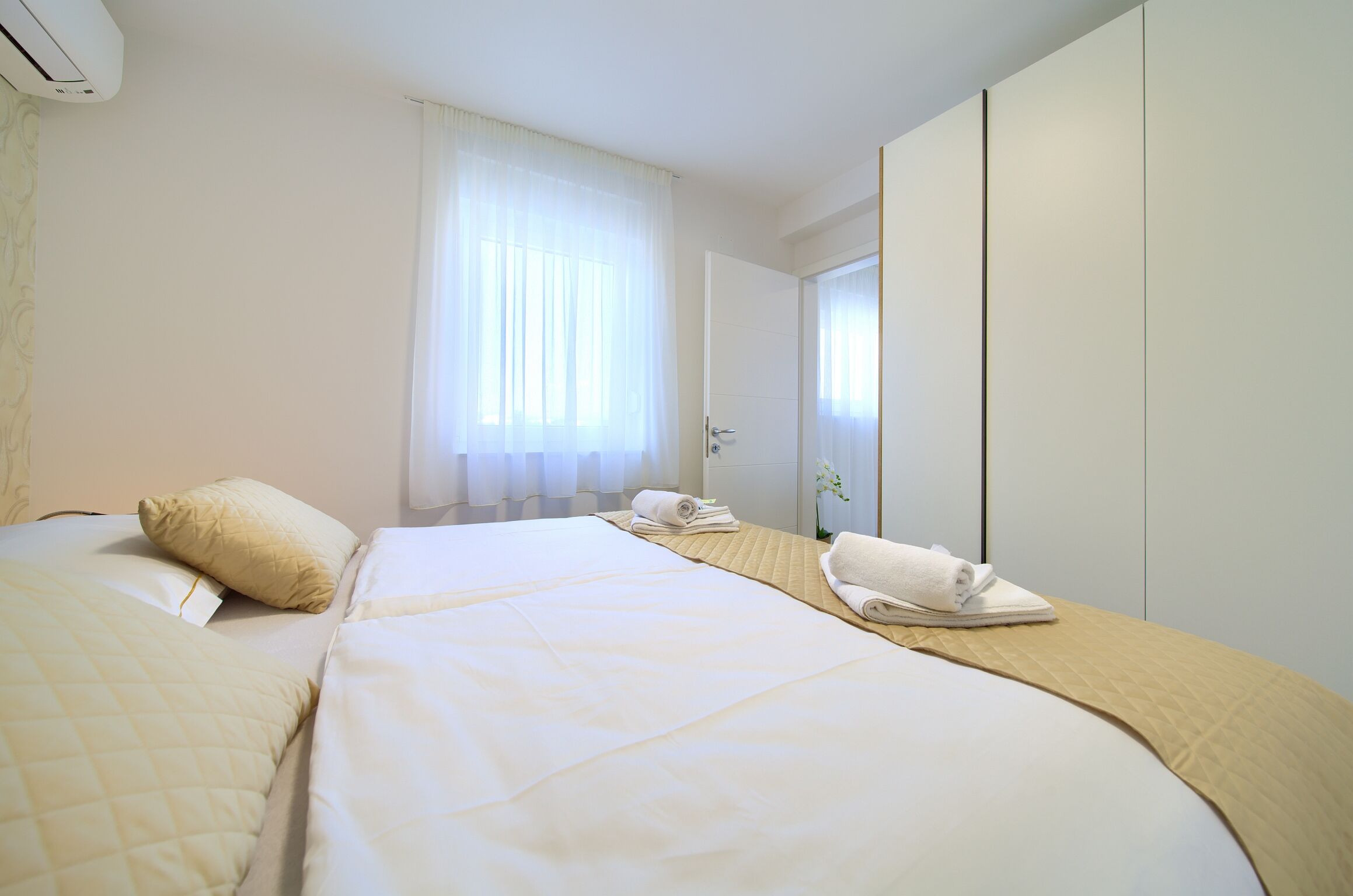 Apartment Crystal Aura 2 62079-A1