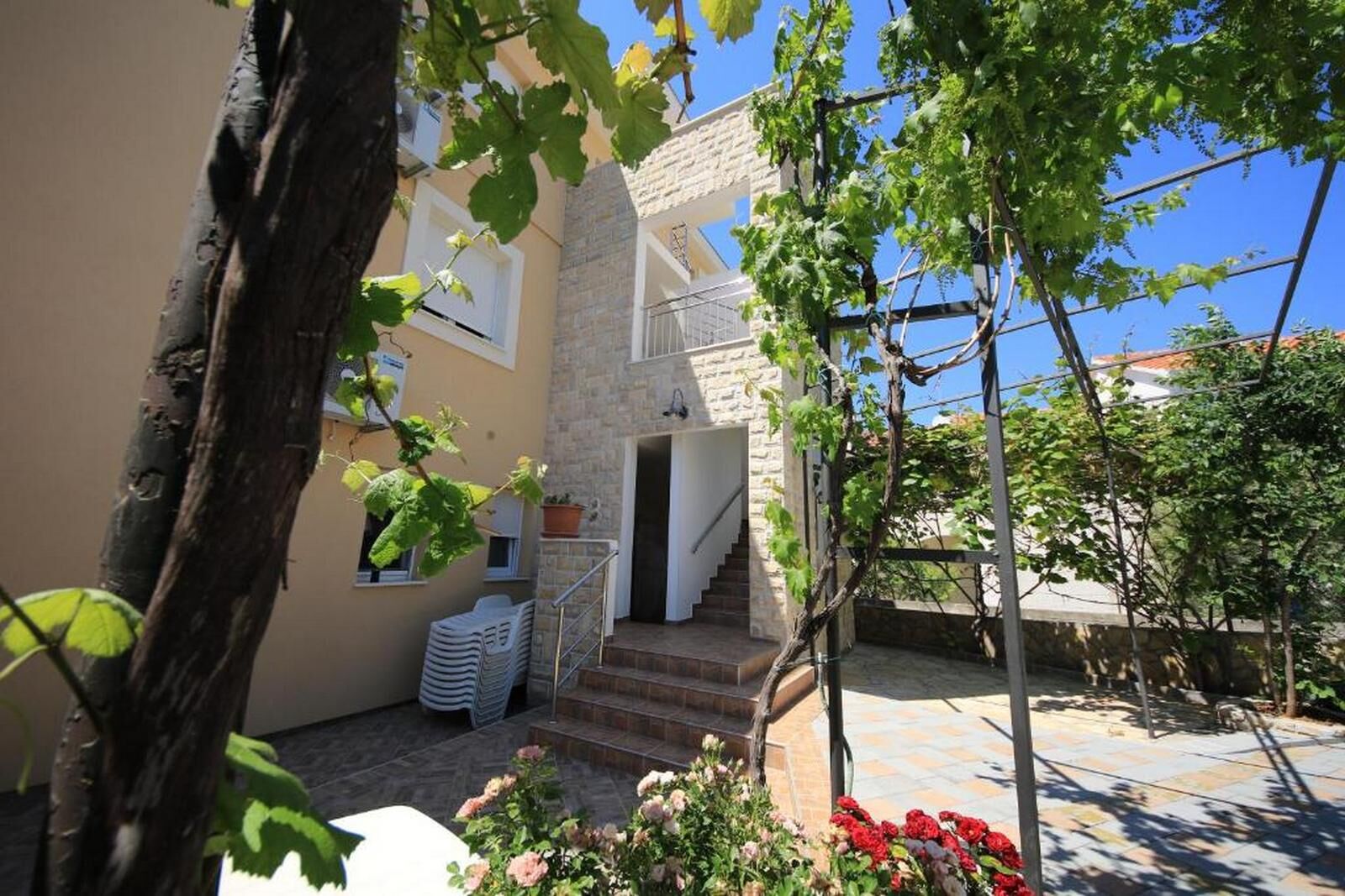 Apartments Superba 84051-A6