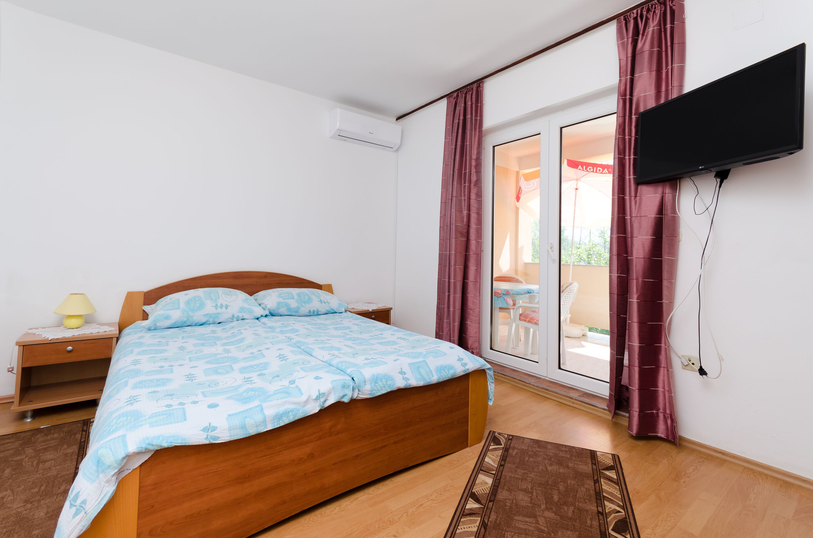 Apartments and Room Sime M 88311-S1