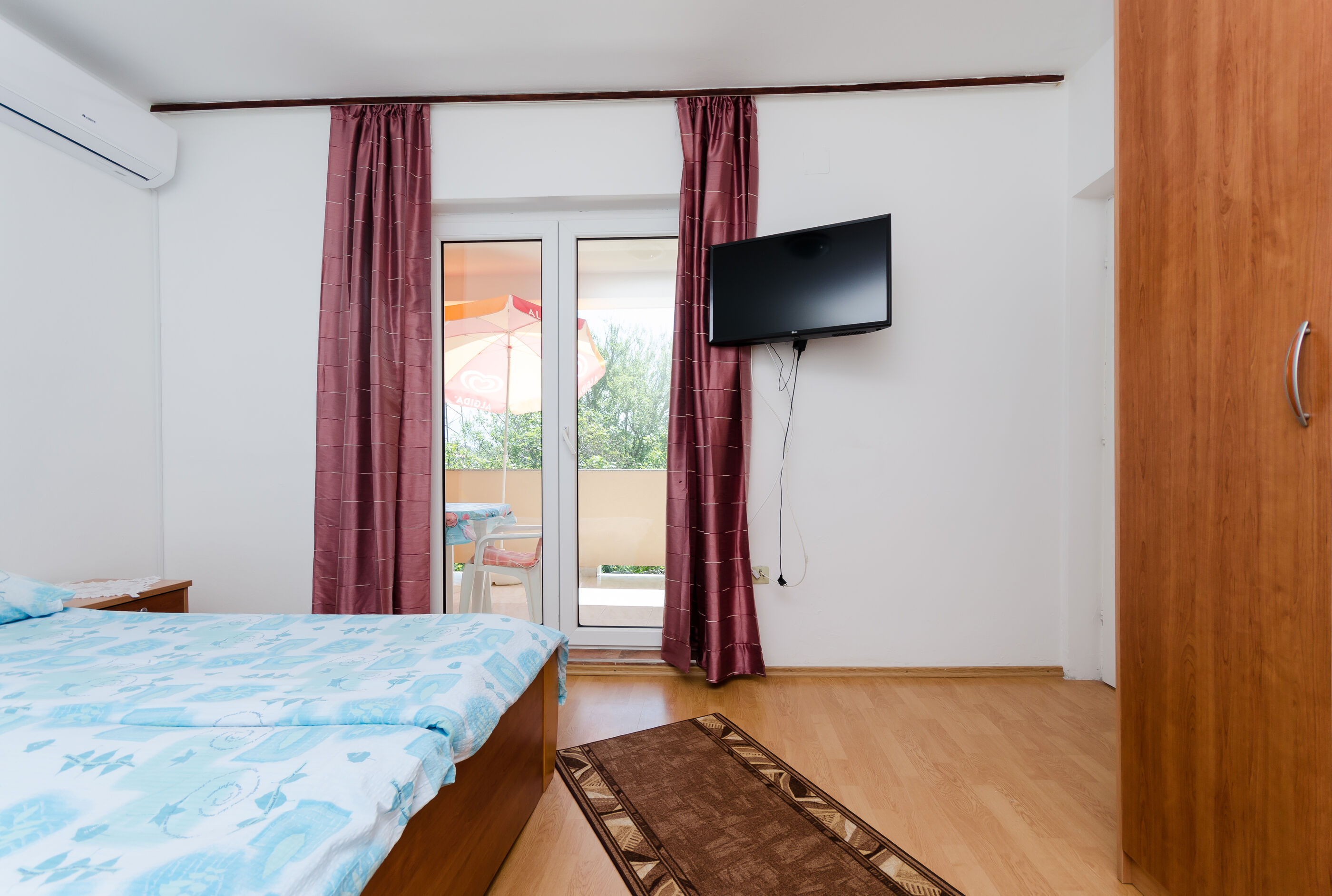 Apartments and Room Sime M 88311-S1