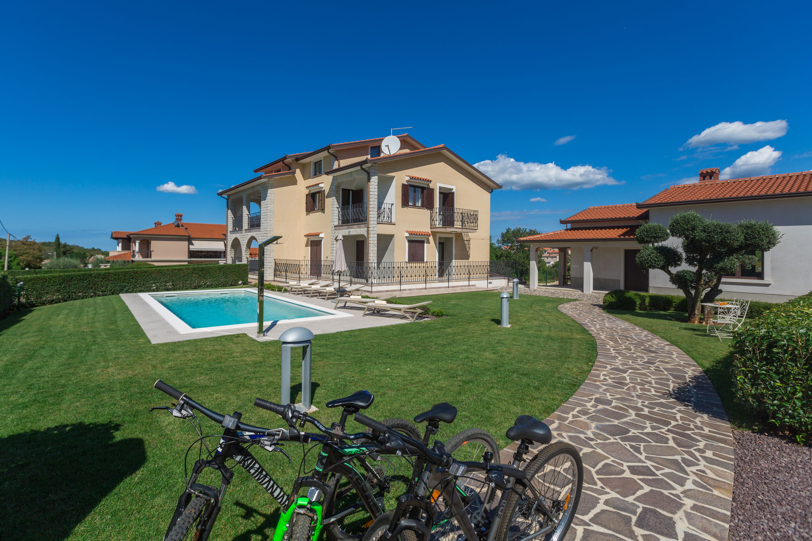Apartment Mihael s bazenom i lijepo uređenim vrtom 83585-A1