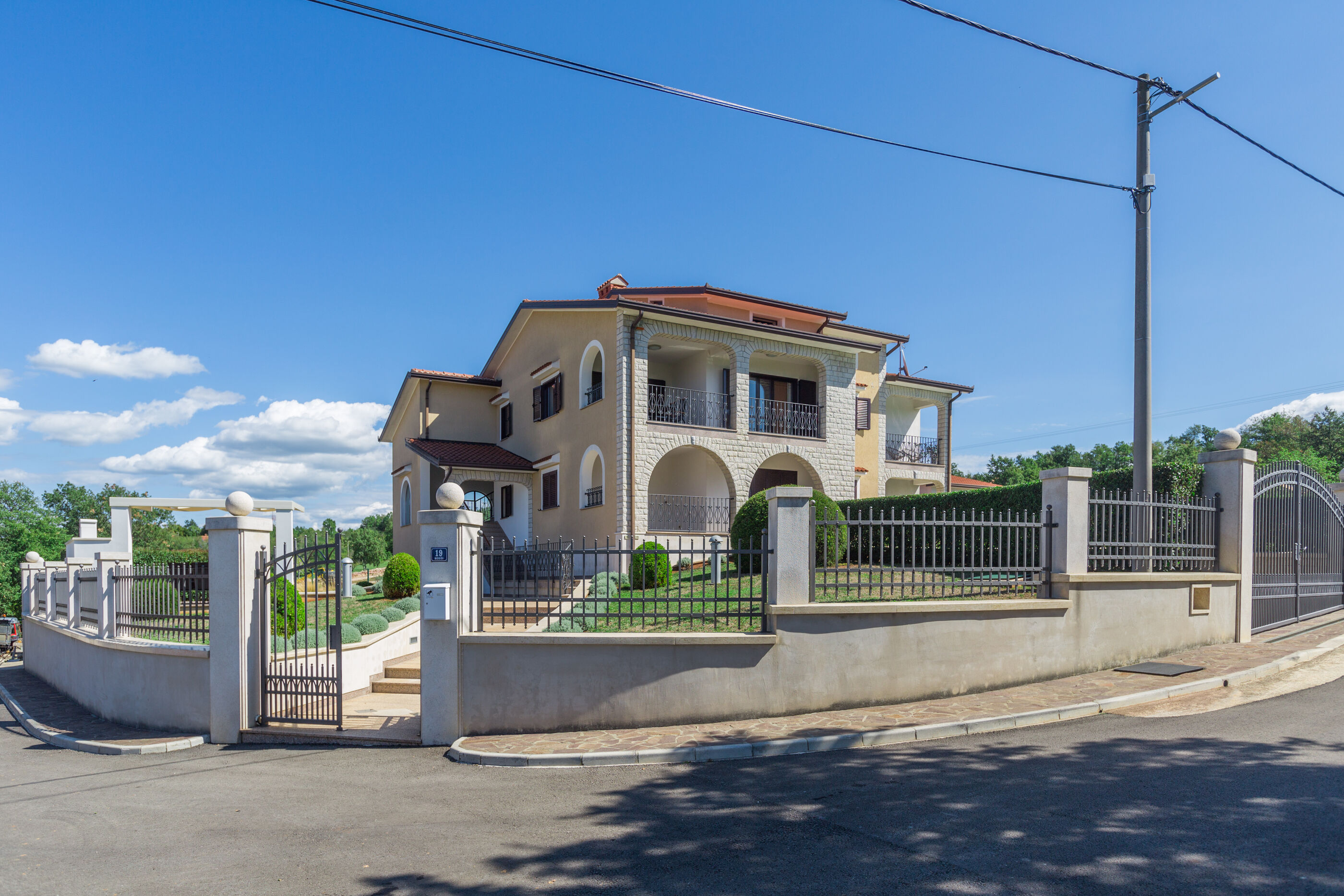 Apartment Mihael s bazenom i lijepo uređenim vrtom 83585-A1