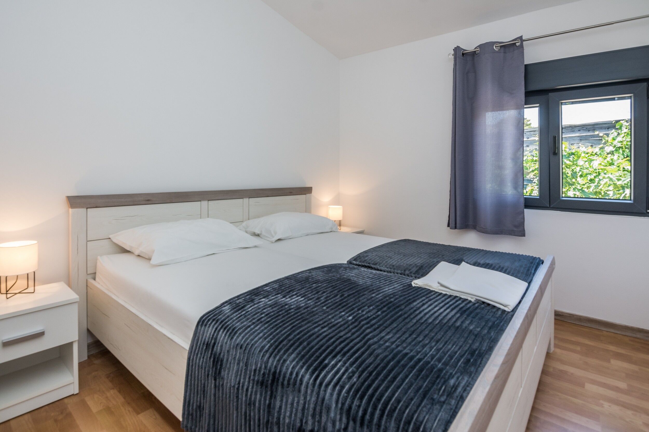Apartments Bilic 33481-A2