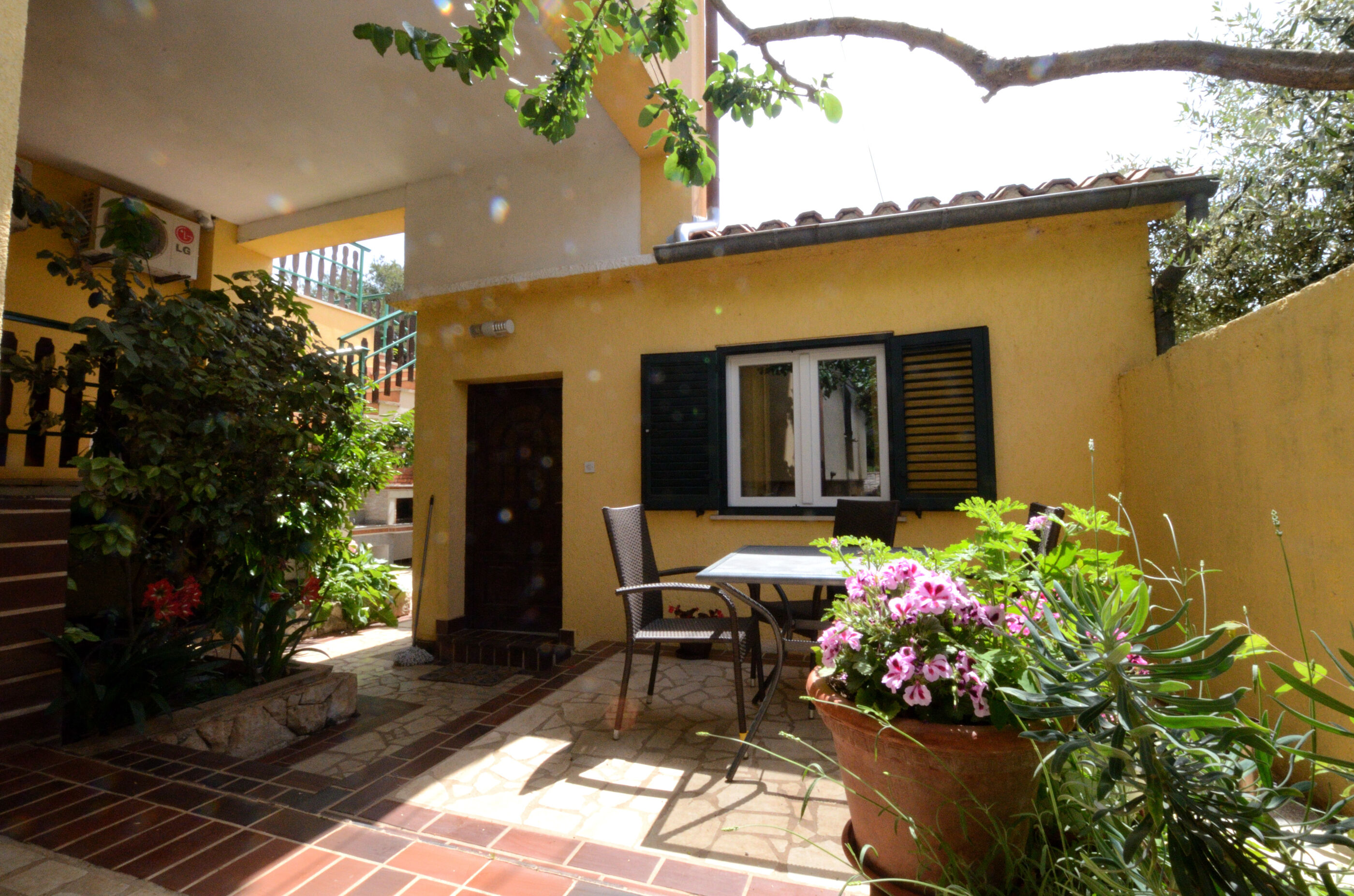 Apartments Pintur 87851-A1
