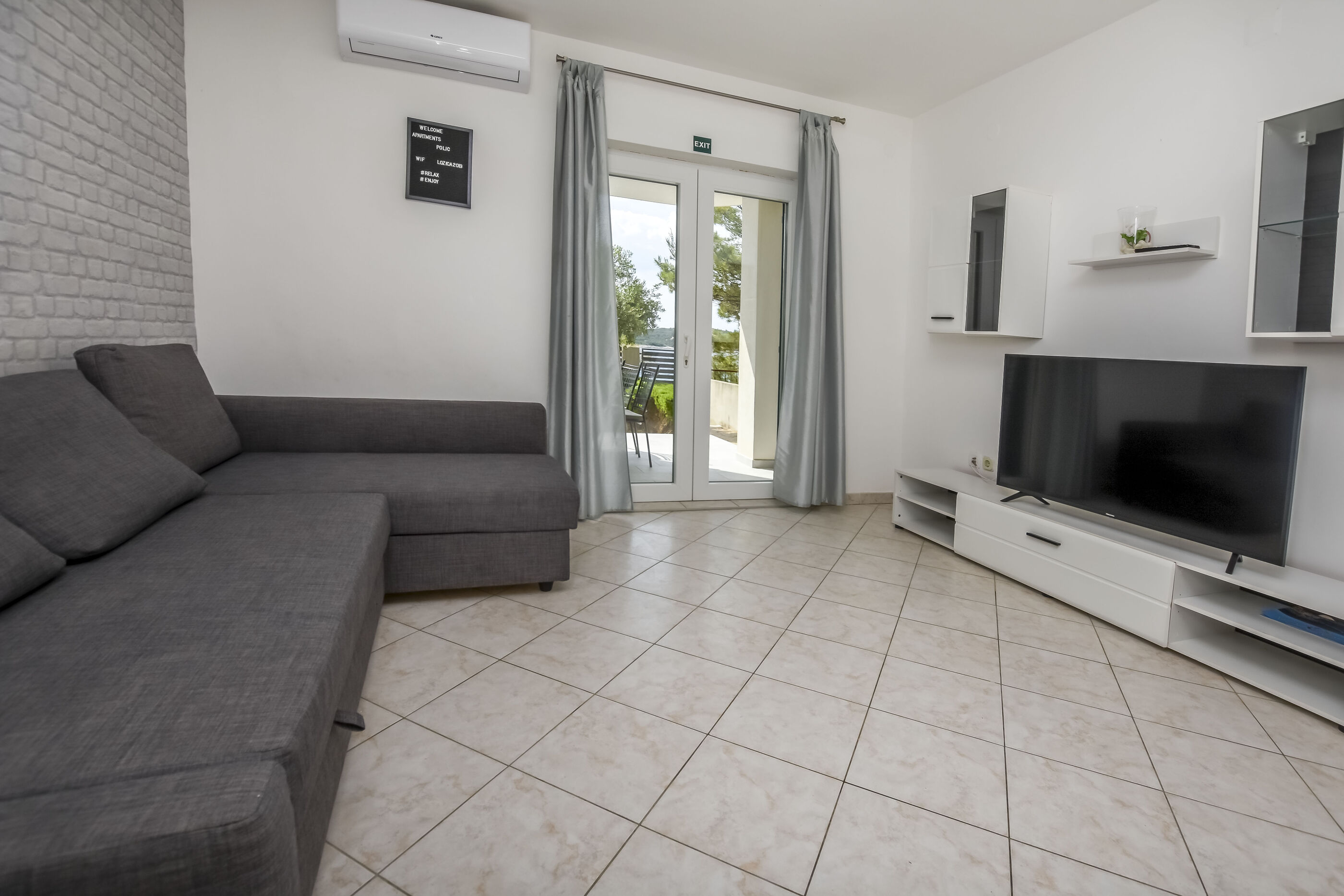 Apartments Seaside apartments Polić 82541-A1