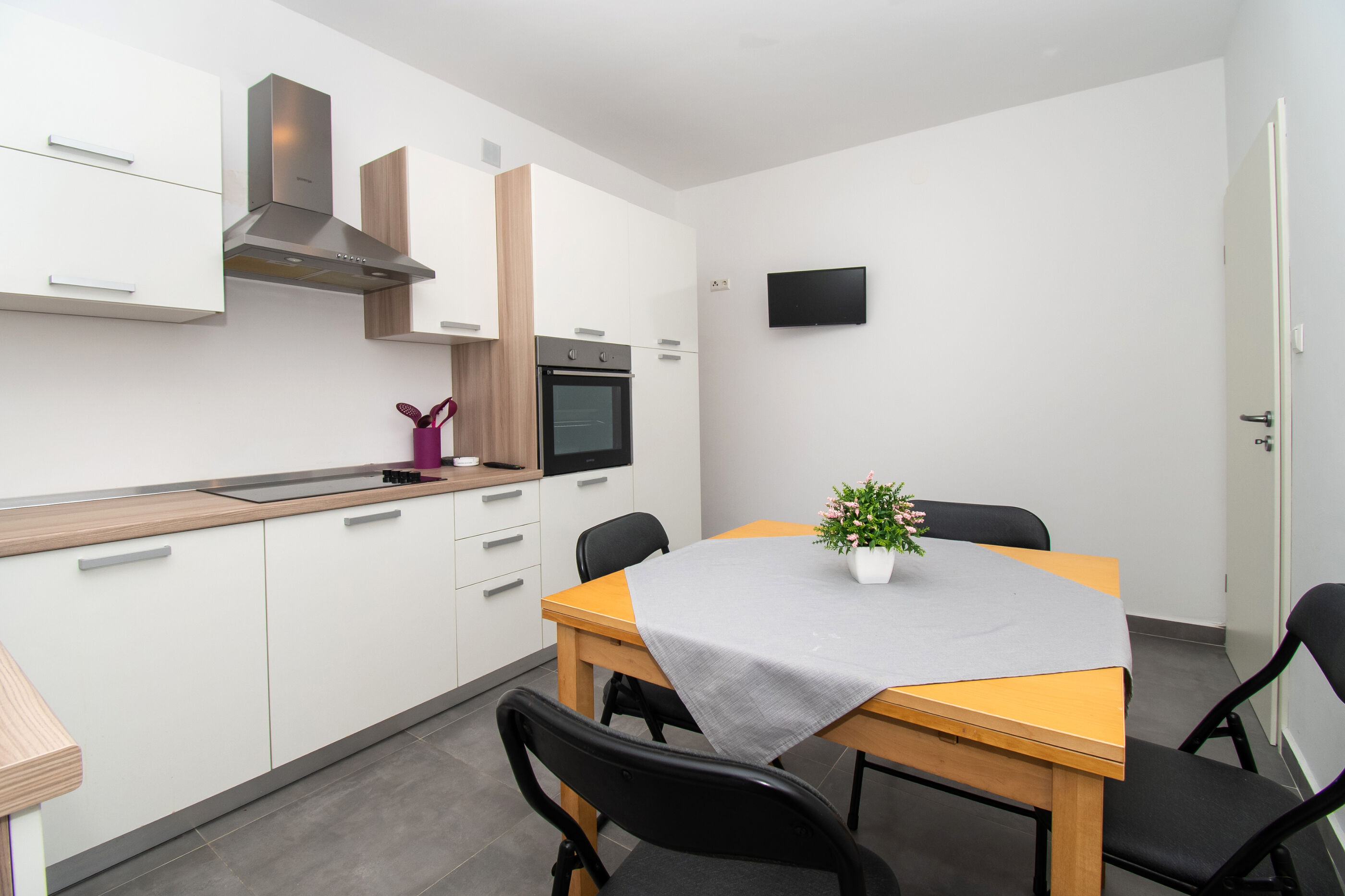 Apartment and Room Zoran 84981-A1