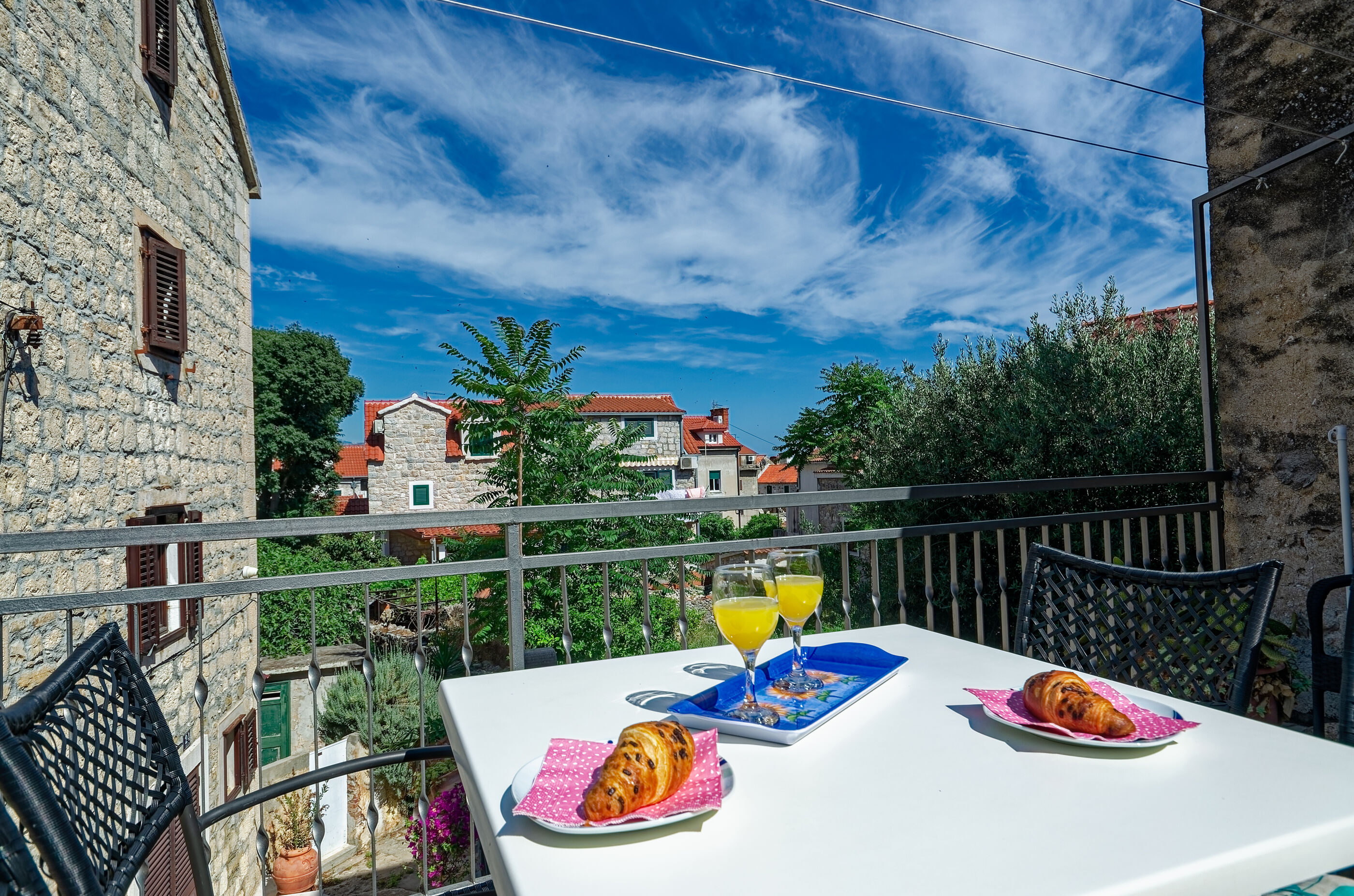 Photo of House Rose in center