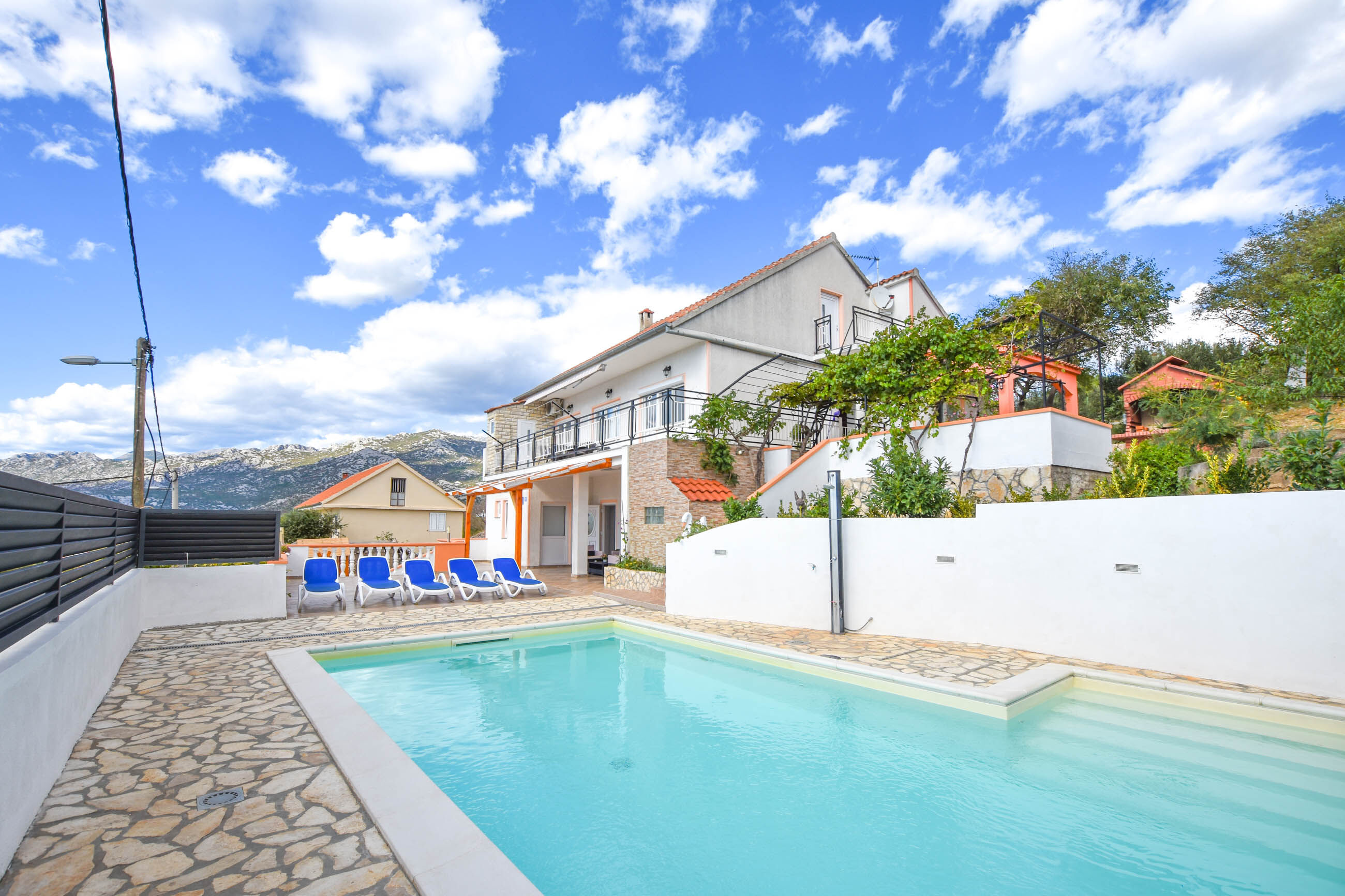 House Rovana 83181-K1