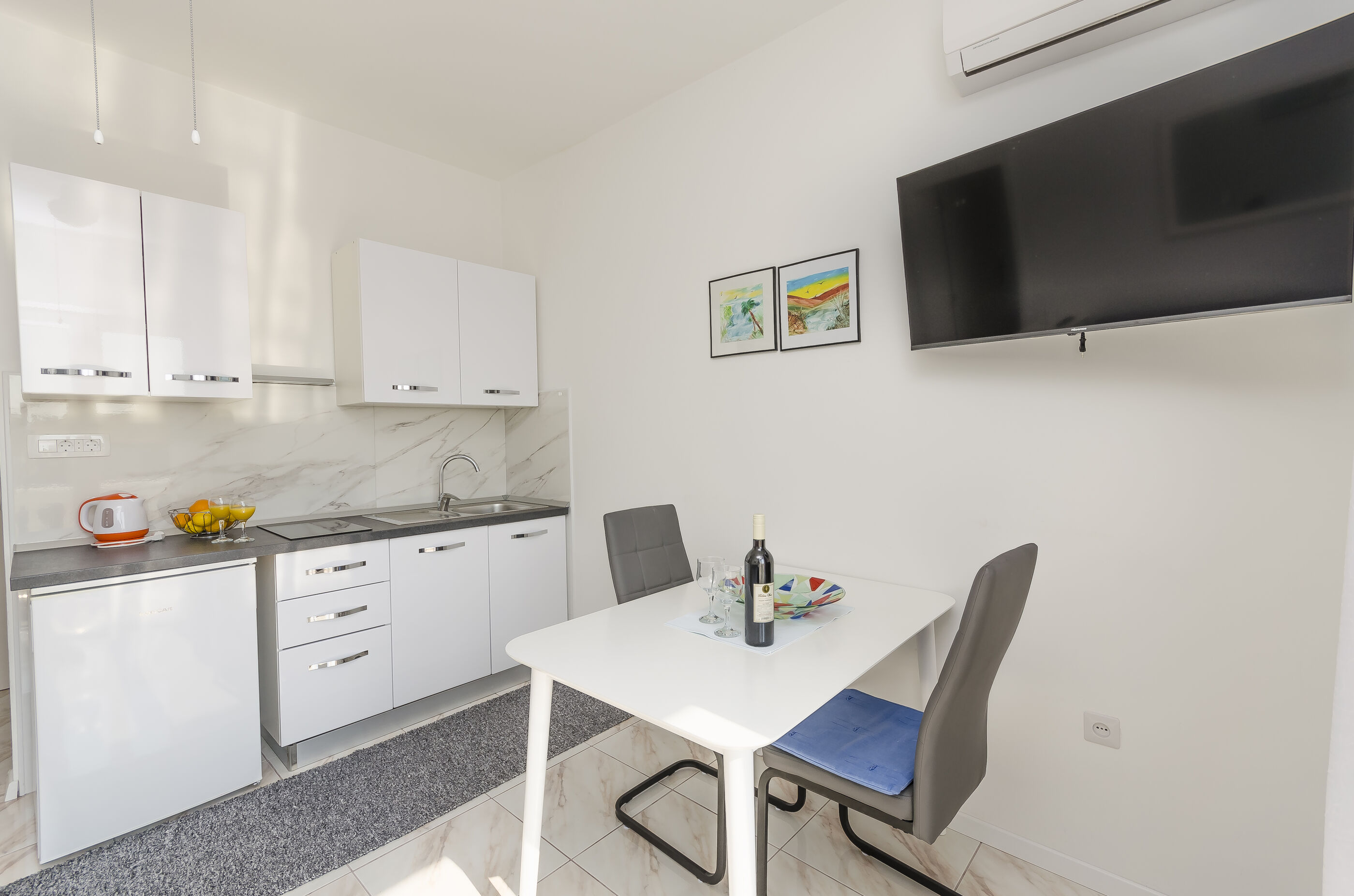 Apartments and Rooms On the Beach 10711-A2