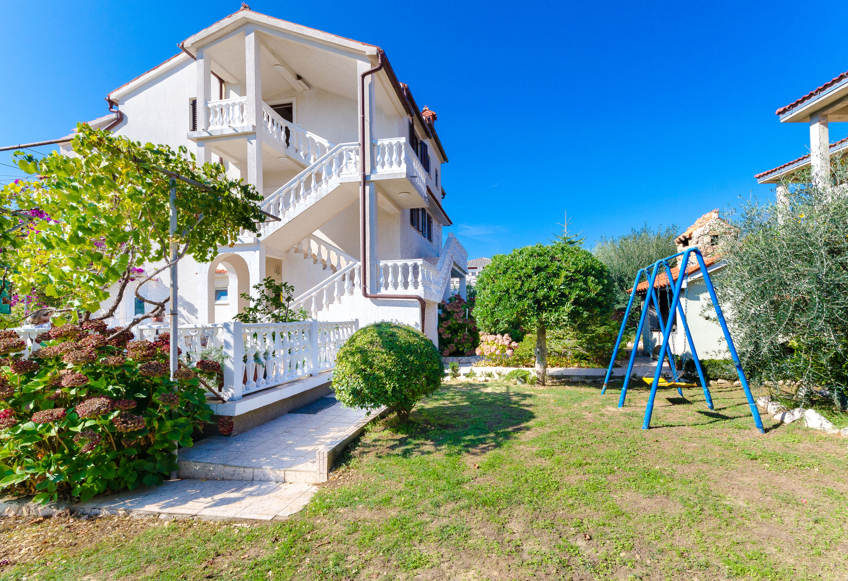 Apartments Ljubica J 89951-A1