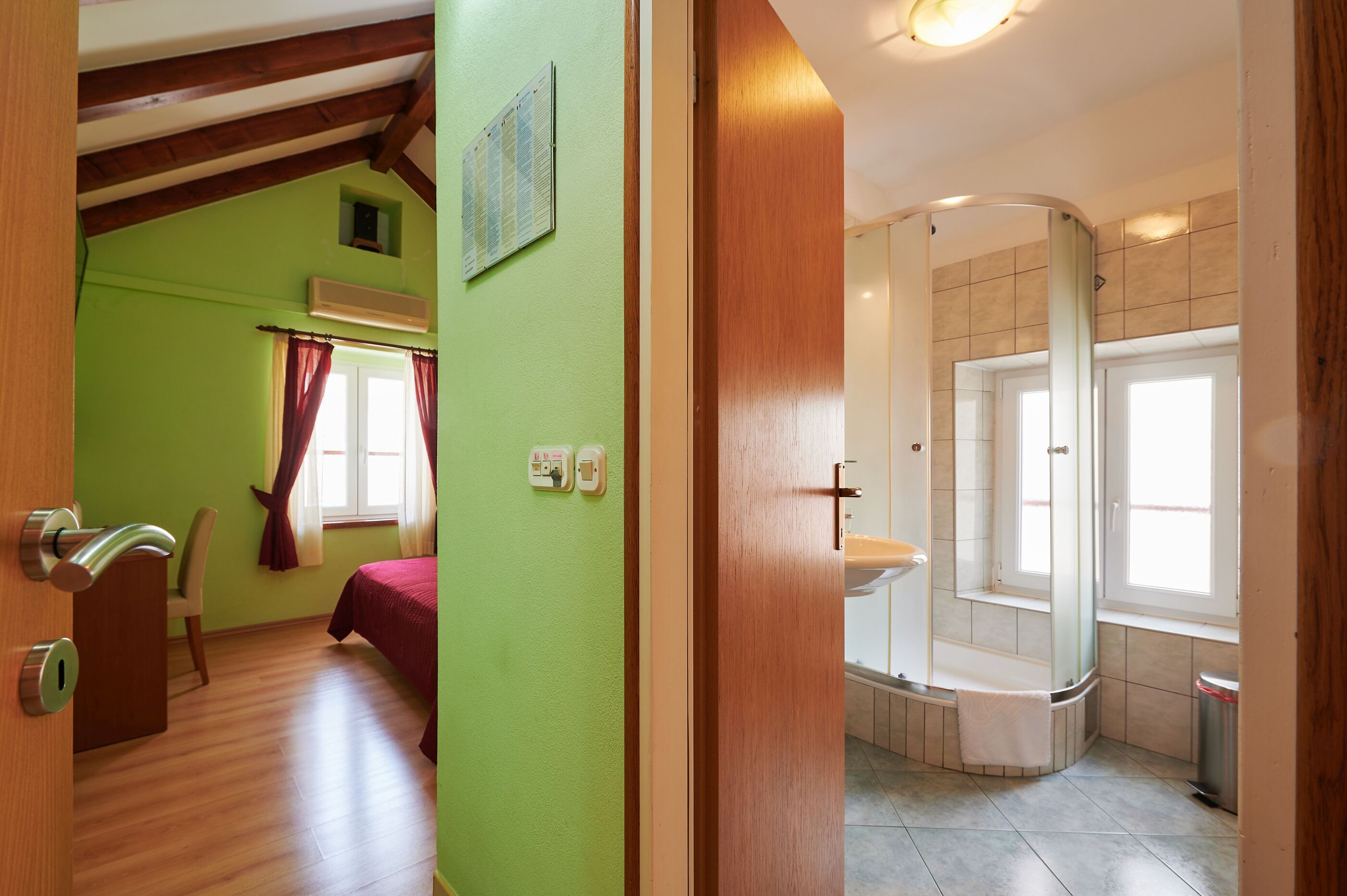 Apartment and Room Ivica 45051-S1