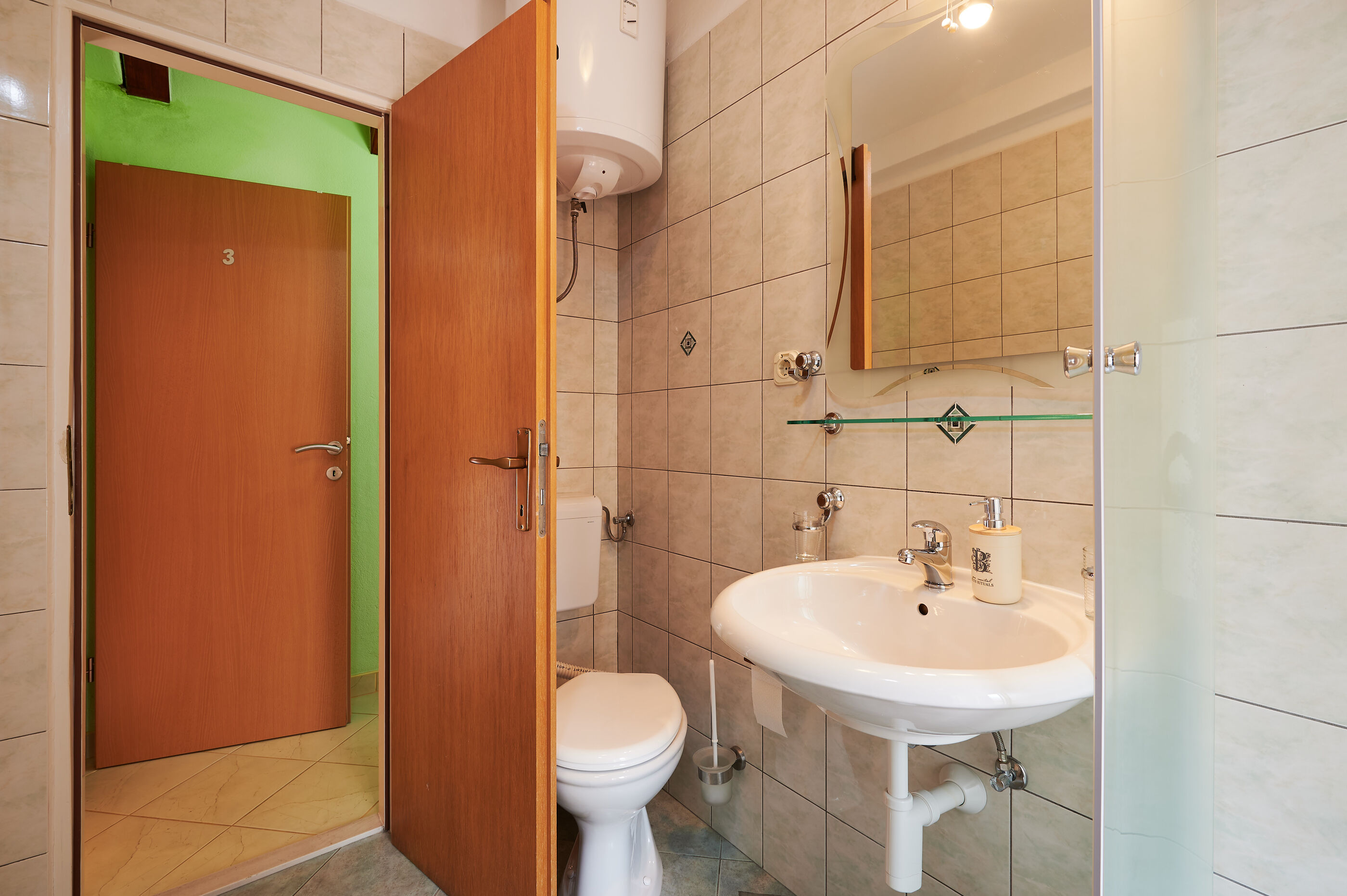 Apartment and Room Ivica 45051-S1