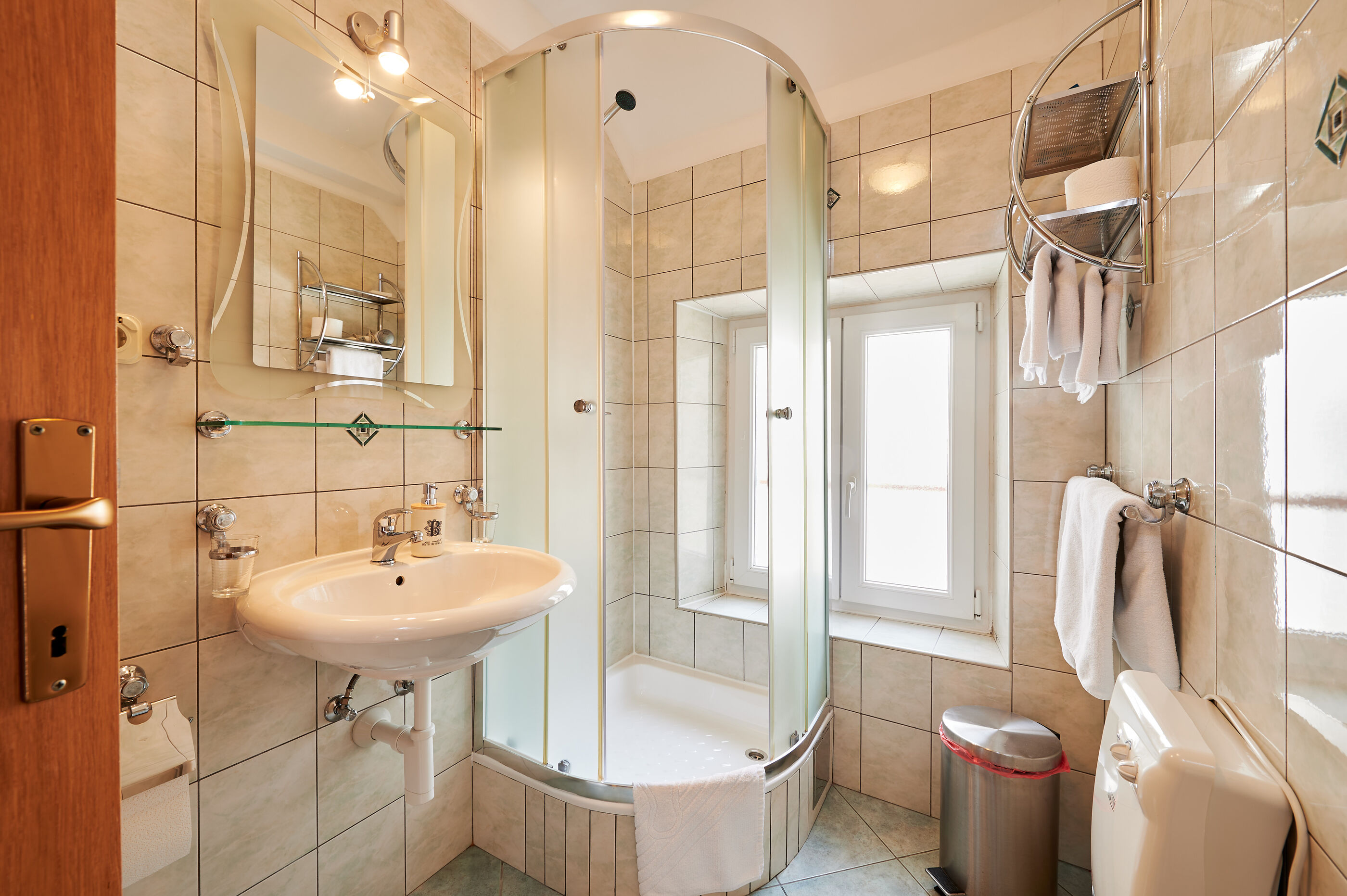 Apartment and Room Ivica 45051-S1
