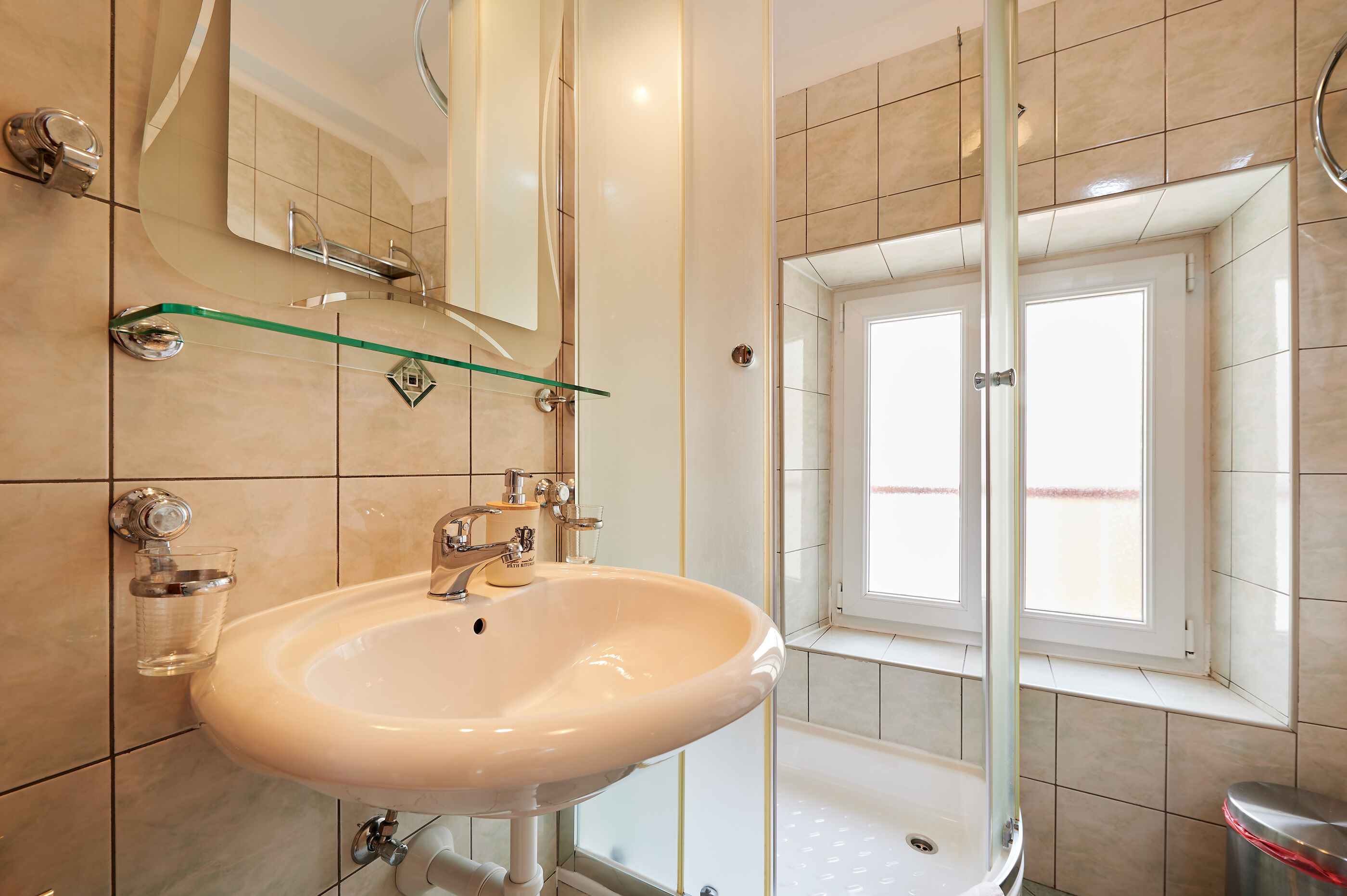 Apartment and Room Ivica 45051-S1