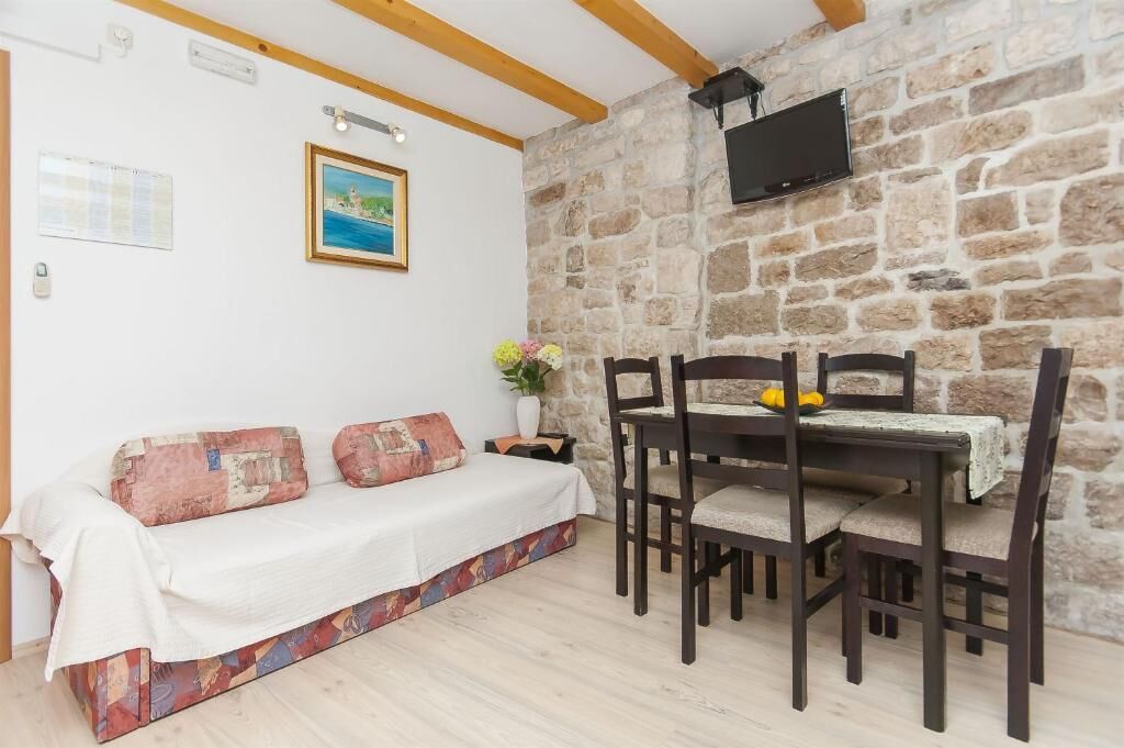 Apartment and Room Ivica 45051-A2