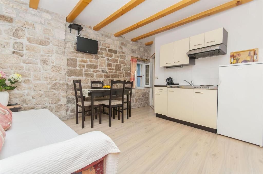 Apartment and Room Ivica 45051-A2