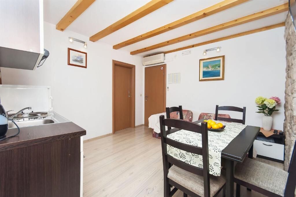 Apartment and Room Ivica 45051-A2