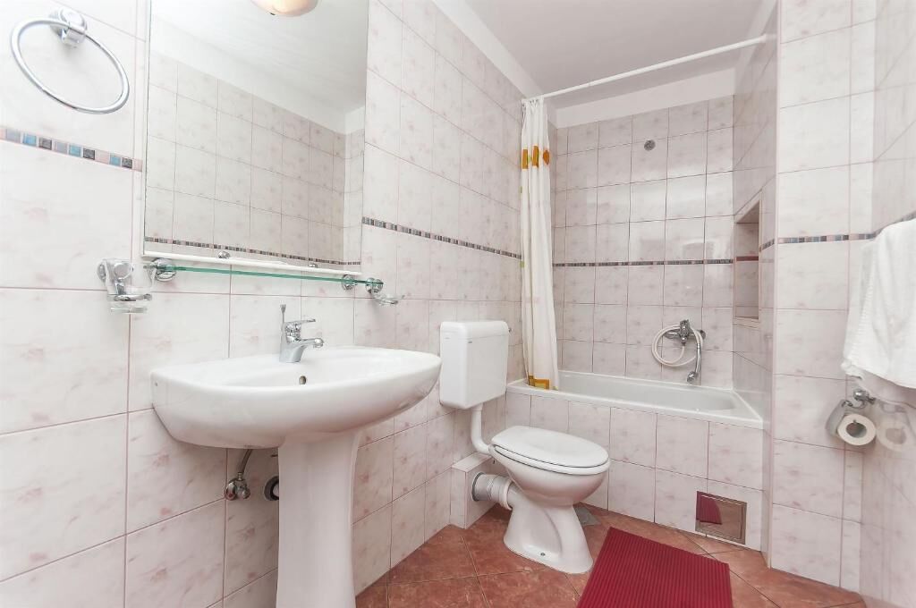 Apartment and Room Ivica 45051-A2