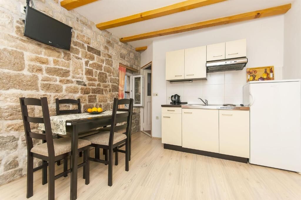 Apartment and Room Ivica 45051-A2