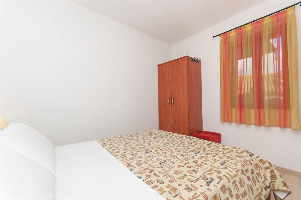 Apartment and Room Ivica 45051-A2