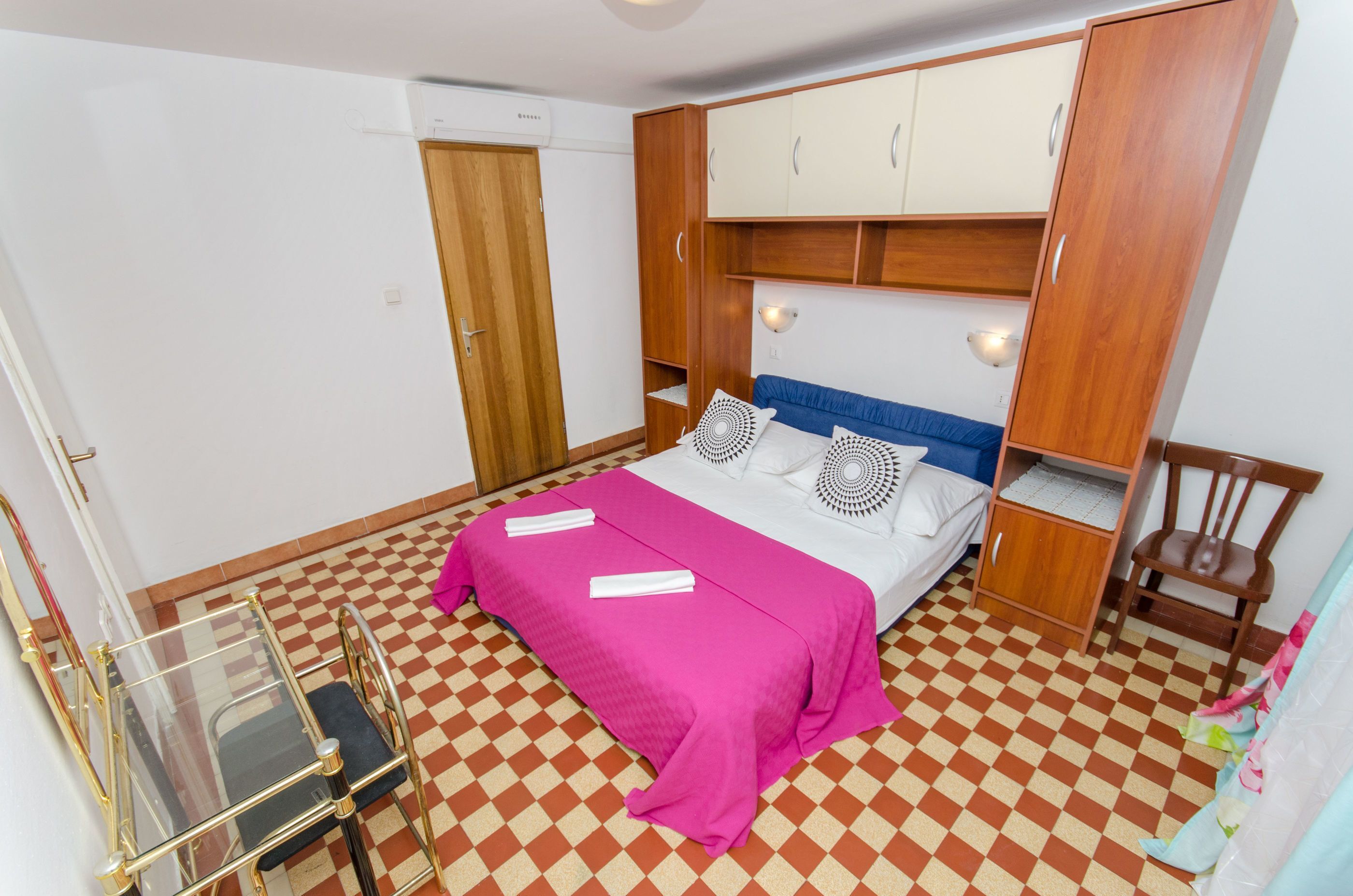 Apartment and Rooms Ivan 45191-A3