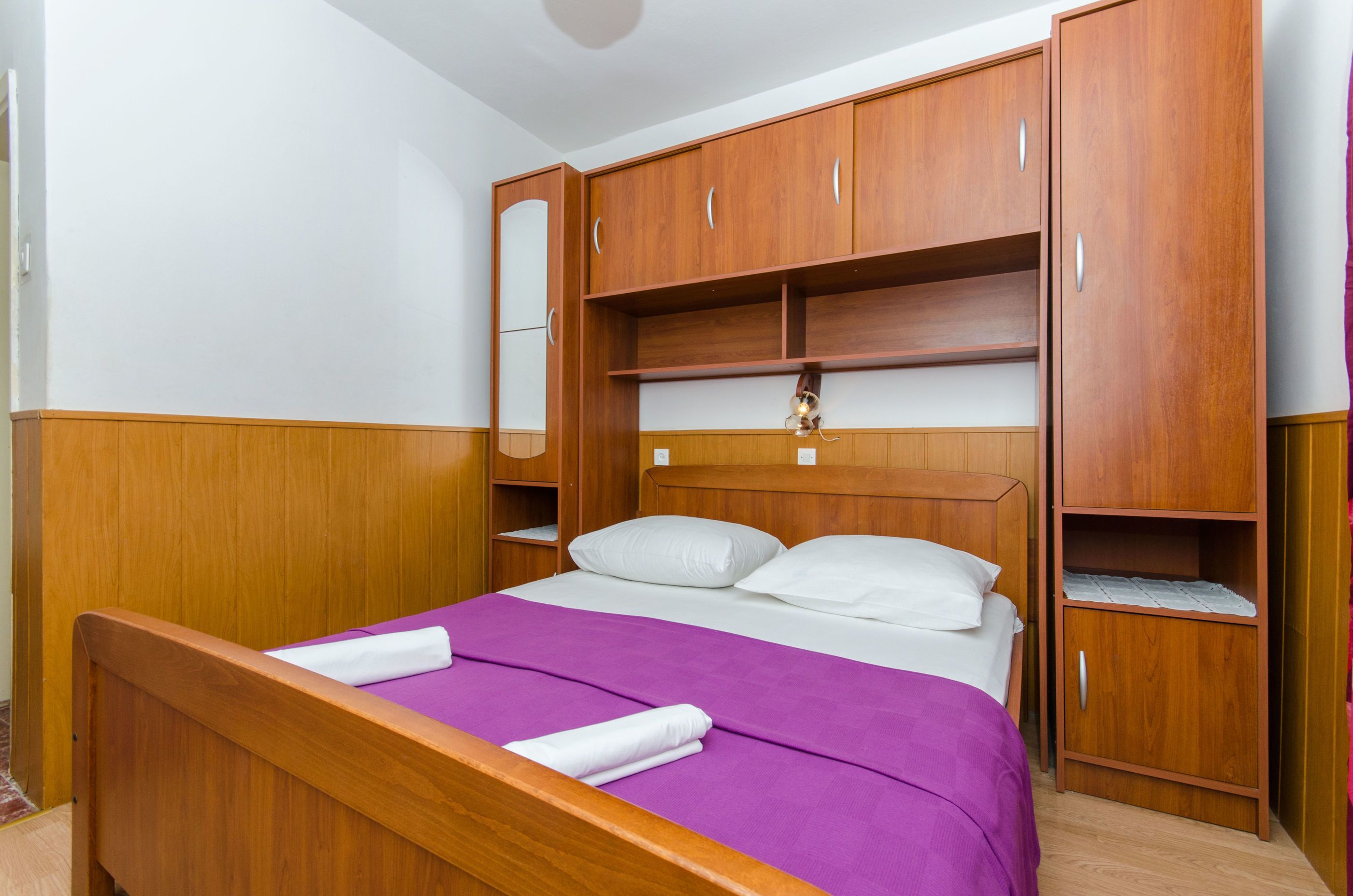Apartment and Rooms Ivan 45191-A7