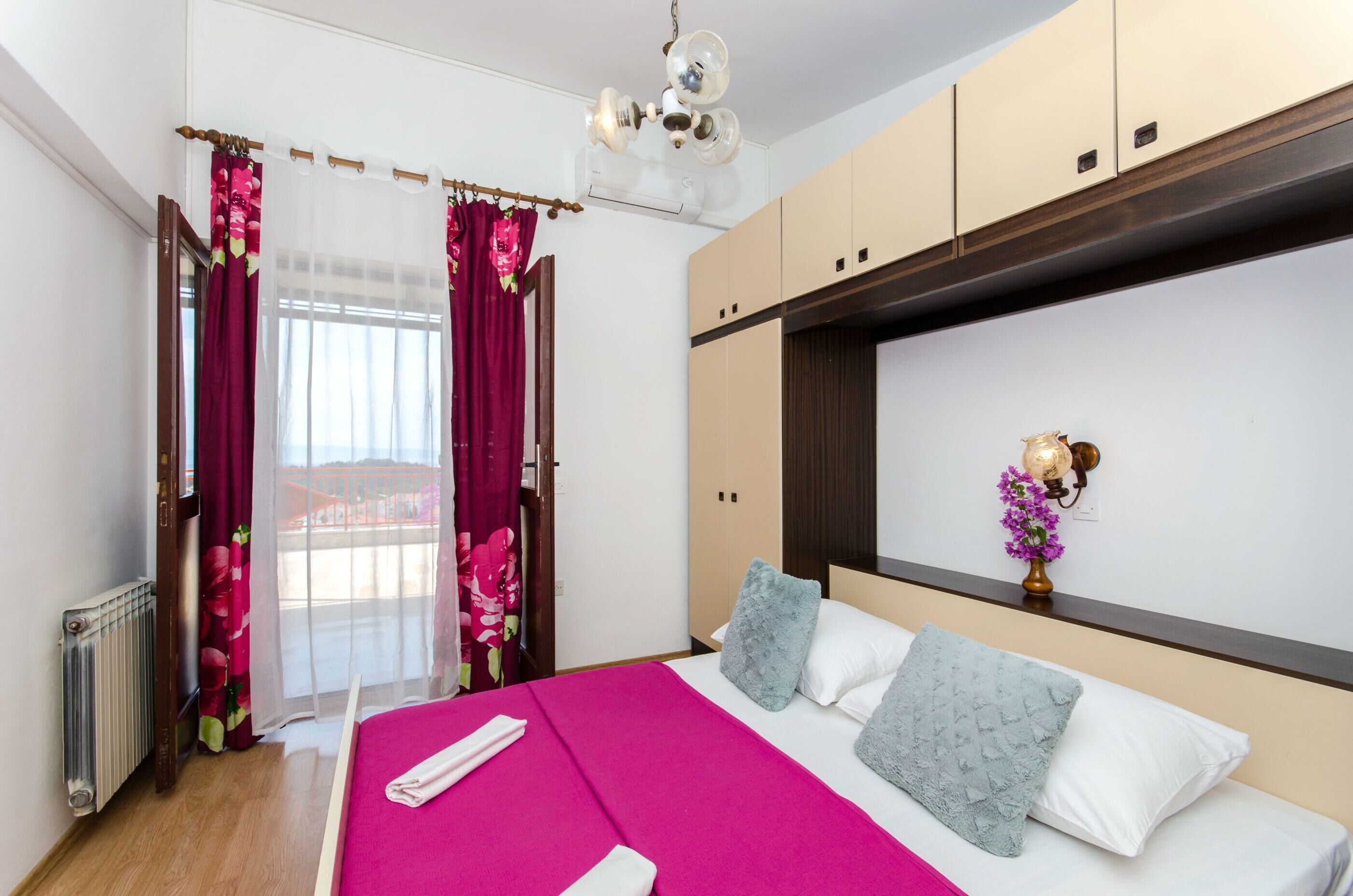 Apartment and Rooms Ivan 45191-S12