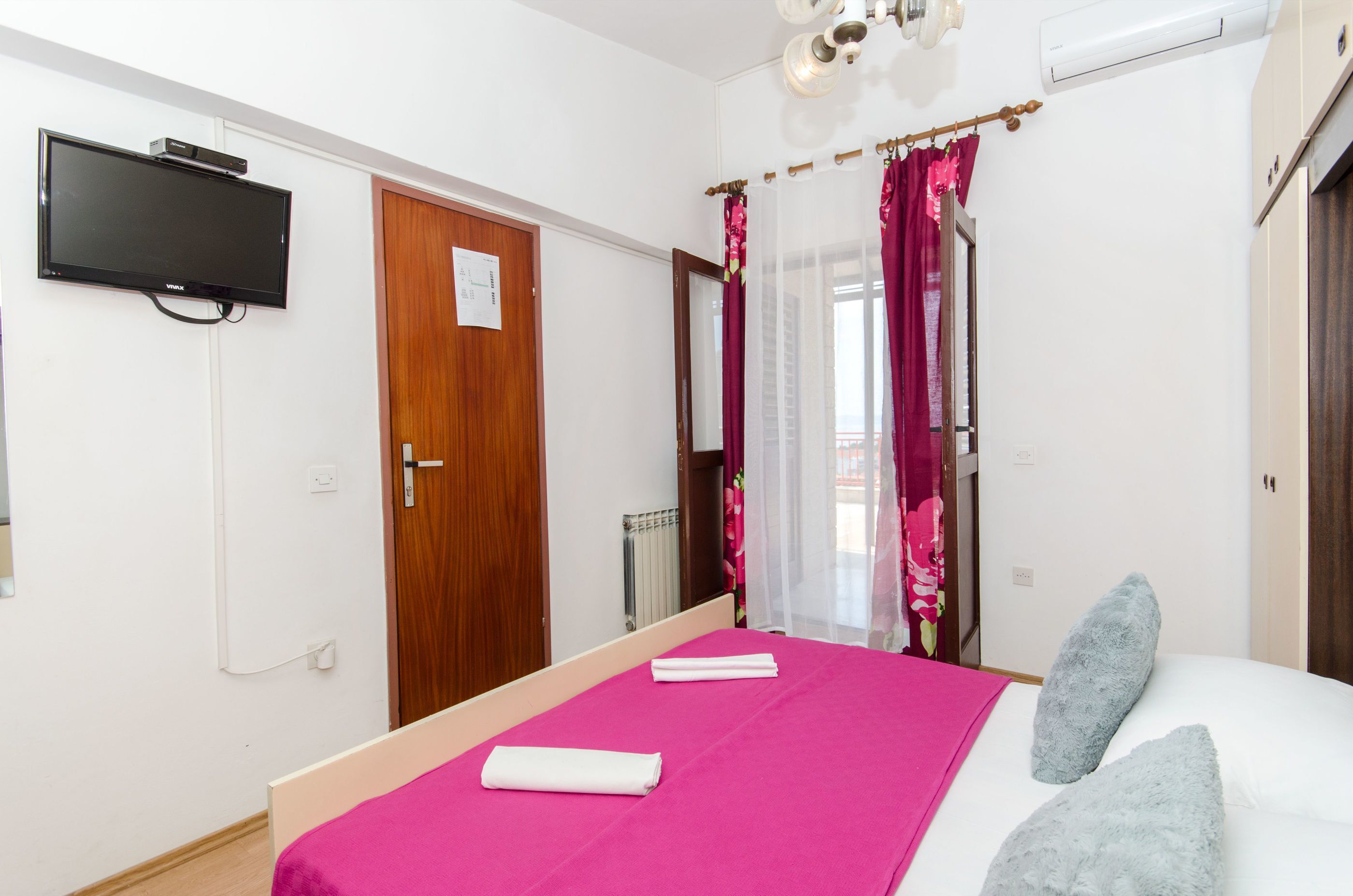 Apartment and Rooms Ivan 45191-S12