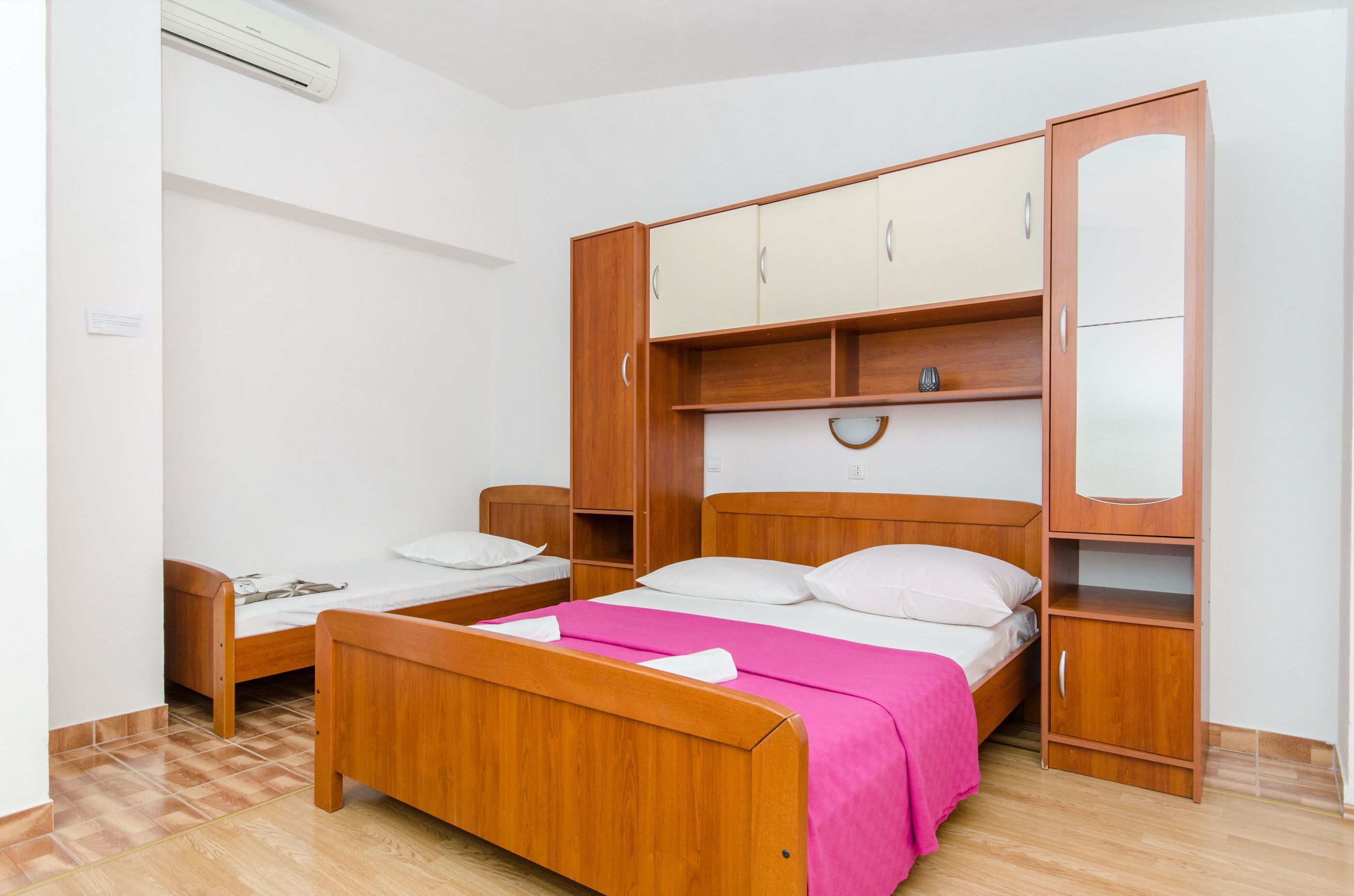 Apartment and Rooms Ivan 45191-A18