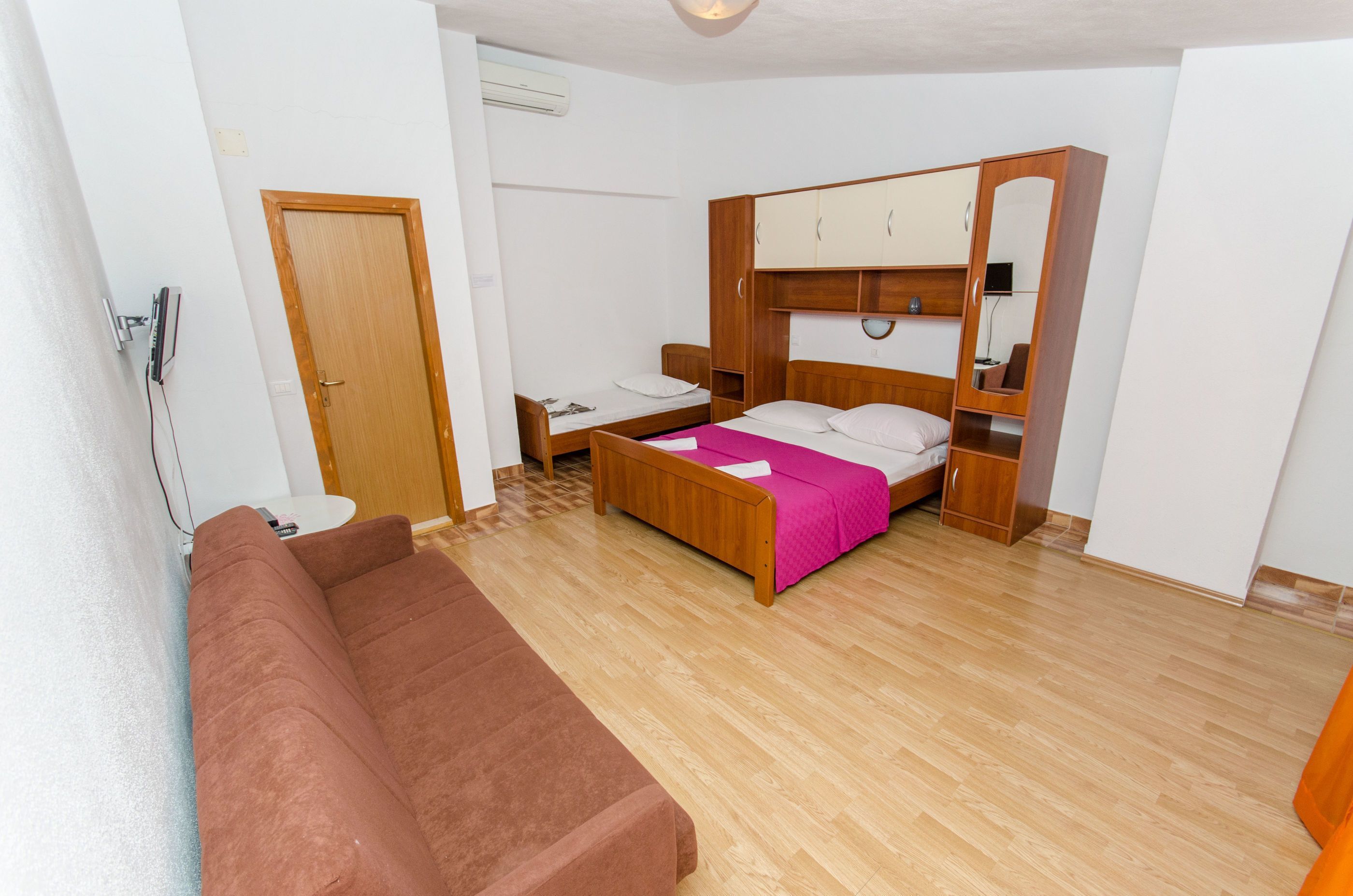 Apartment and Rooms Ivan 45191-A18
