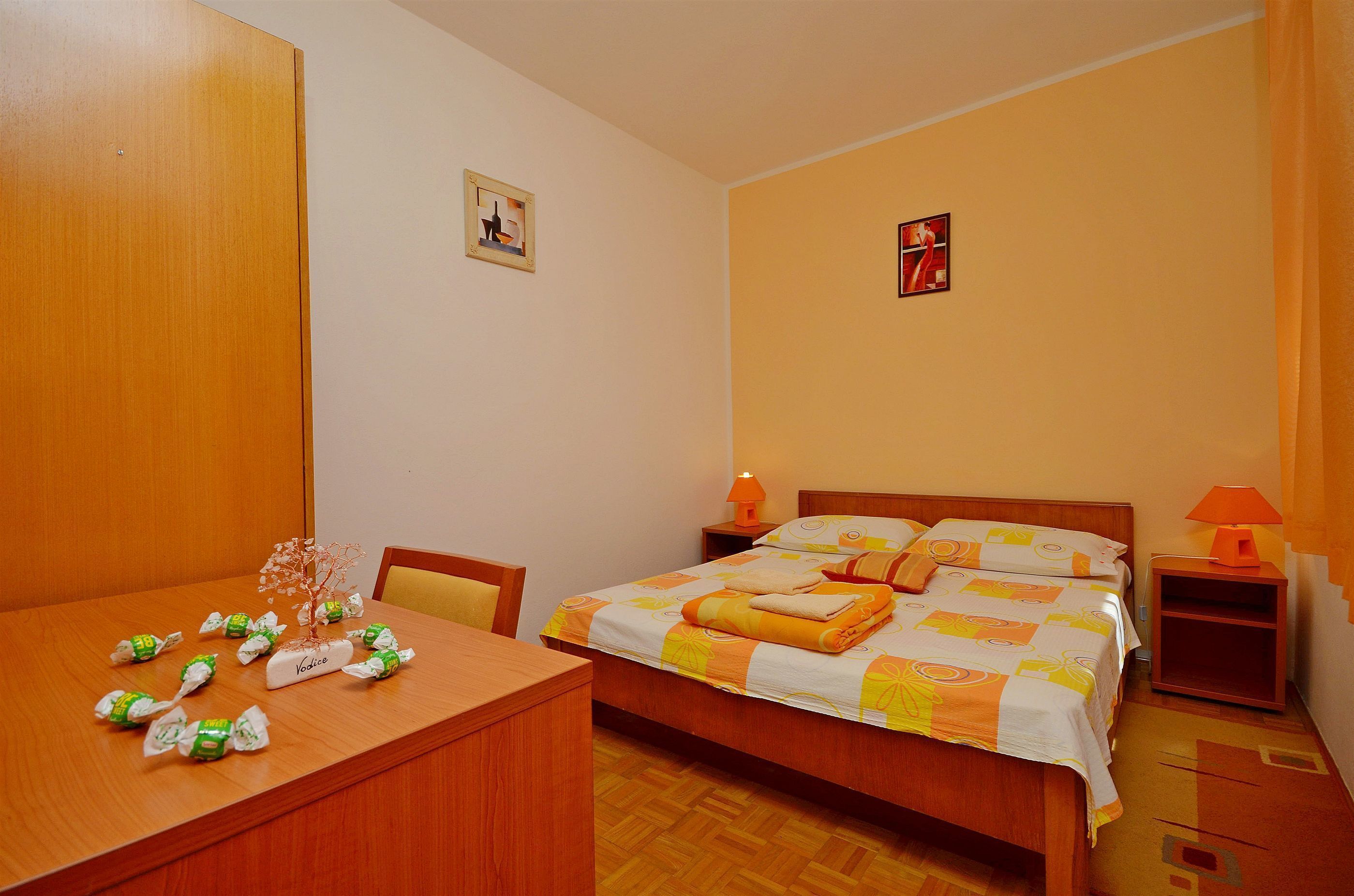 Apartment and Room Ivica 29951-A1