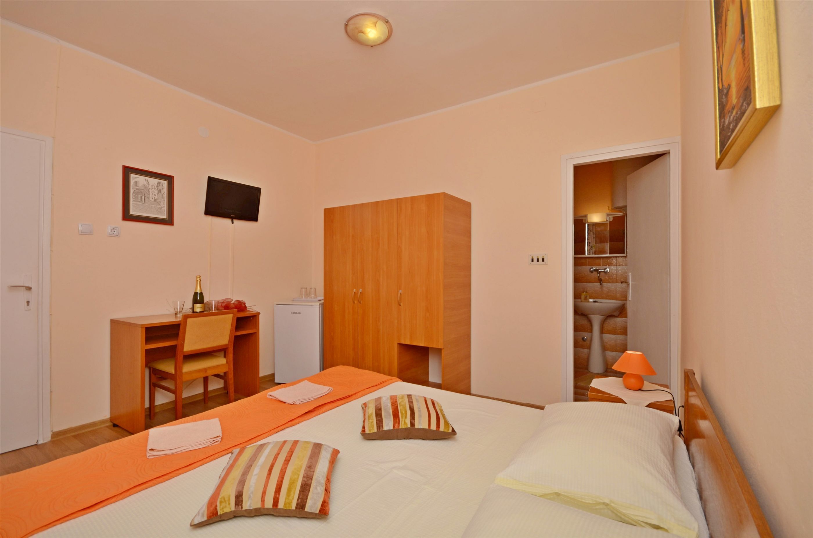 Apartment and Room Ivica 29951-S1