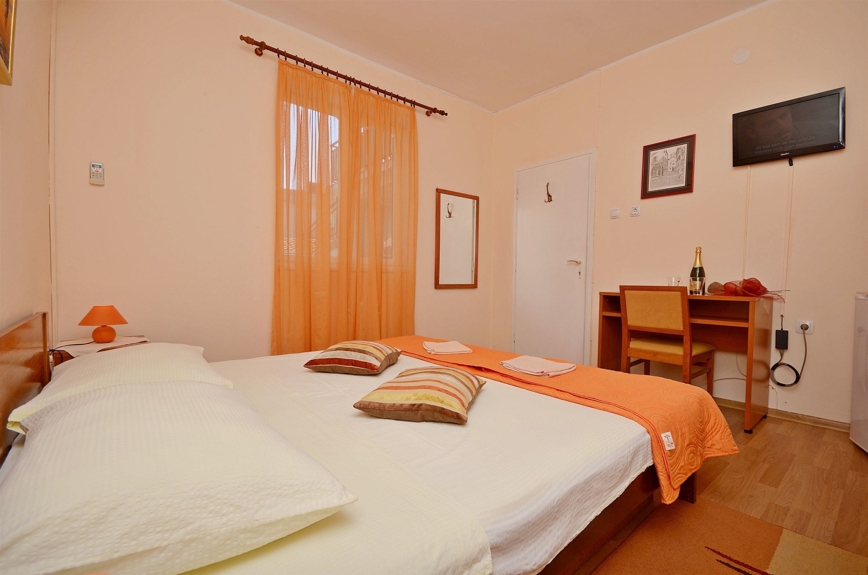 Apartment and Room Ivica 29951-S1