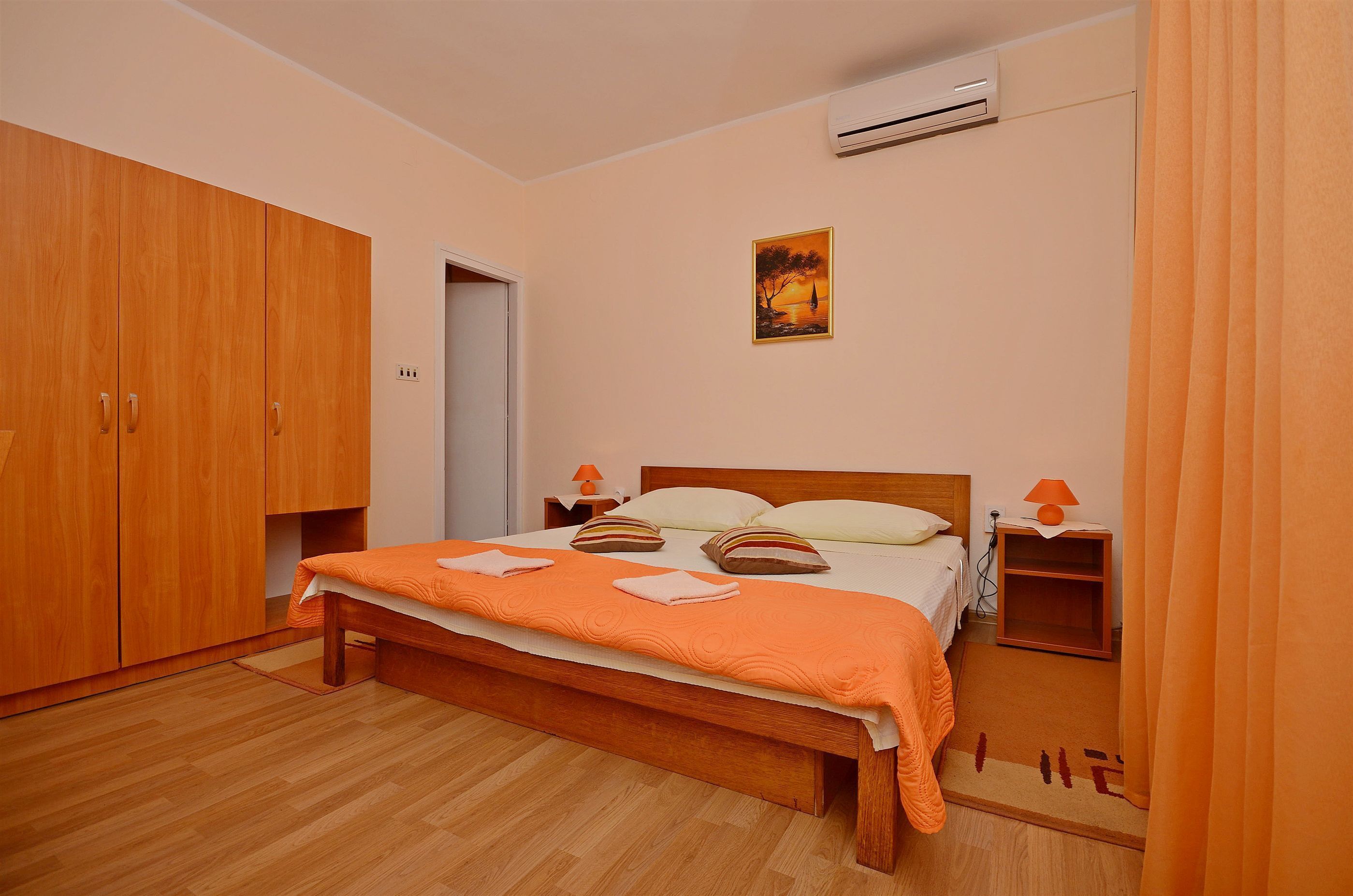 Apartment and Room Ivica 29951-S1