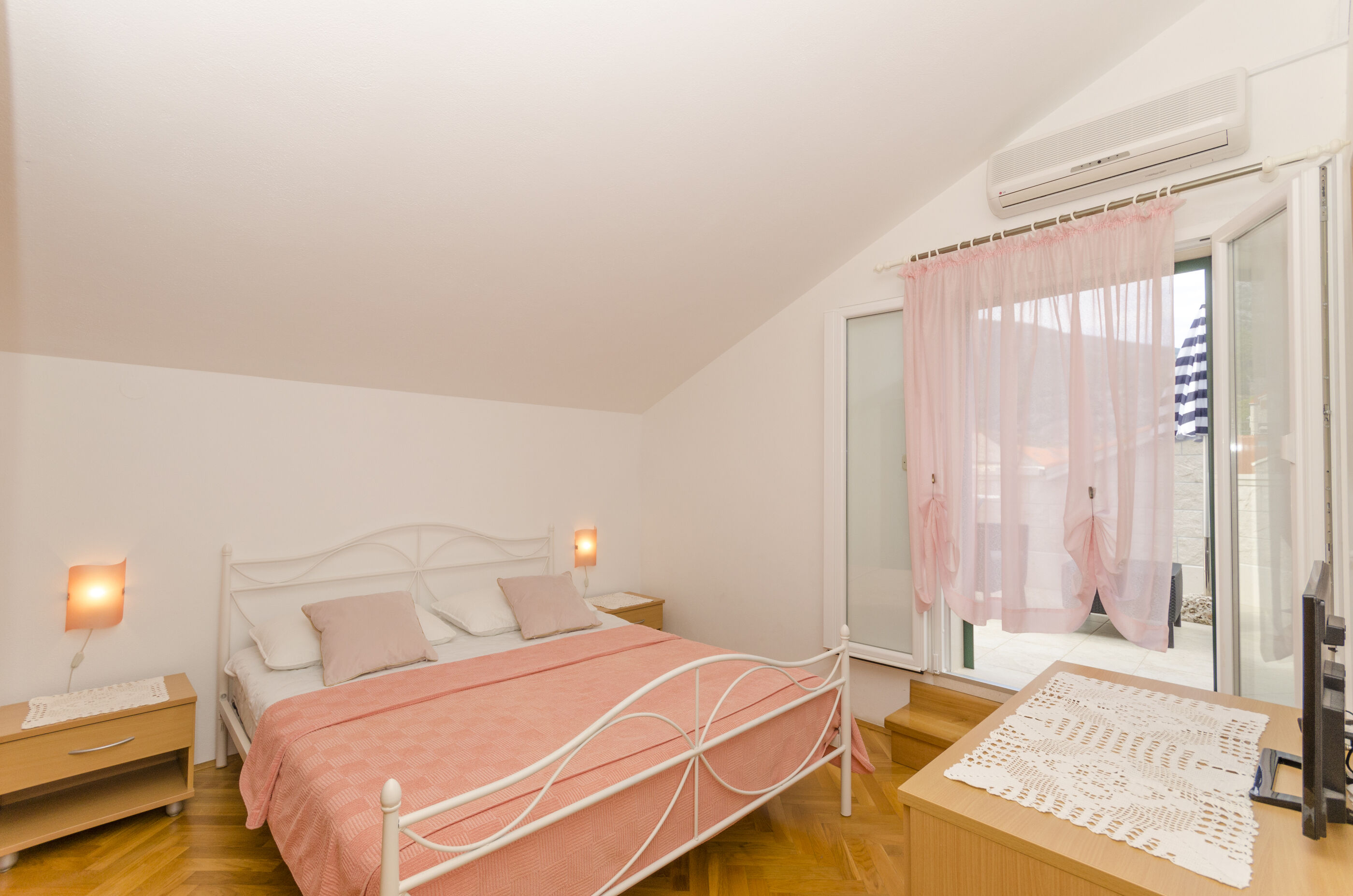 Apartment and Rooms Mate 38551-S1