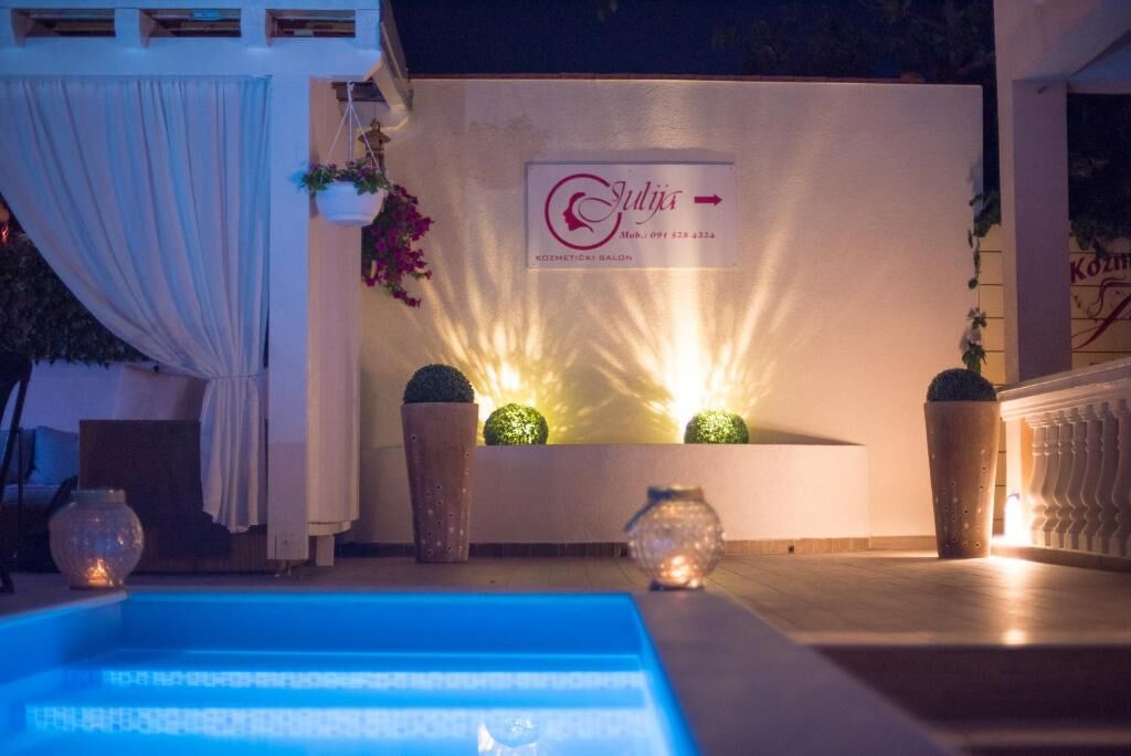 Apartments Wellness &  Beauty 90701-A1