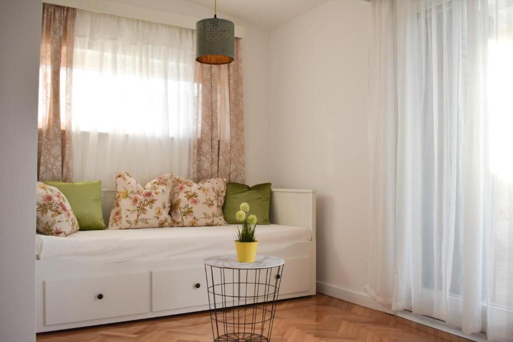 Apartments Wellness &  Beauty 90701-A1