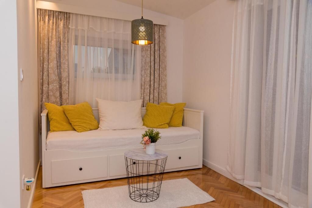 Apartments Wellness &  Beauty 90701-A1
