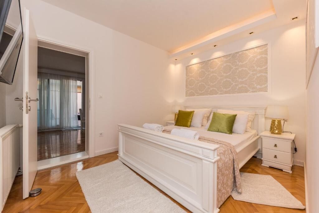 Apartments Wellness &  Beauty 90701-A1