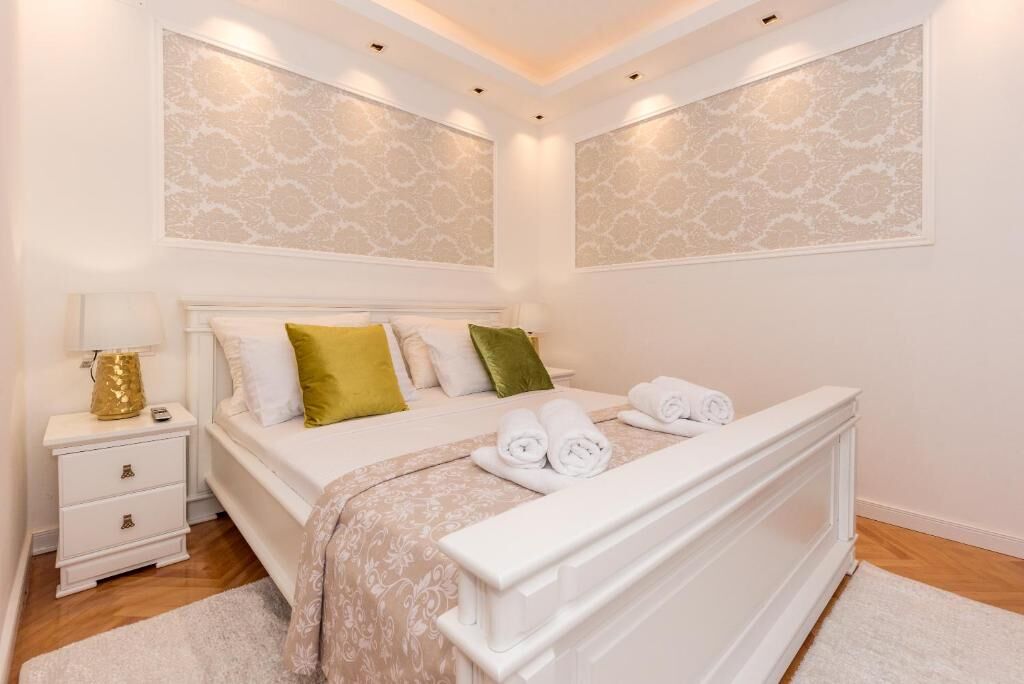 Apartments Wellness &  Beauty 90701-A1