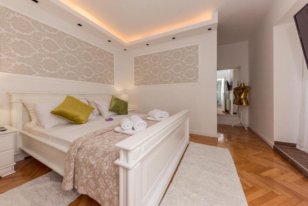 Apartments Wellness &  Beauty 90701-A1