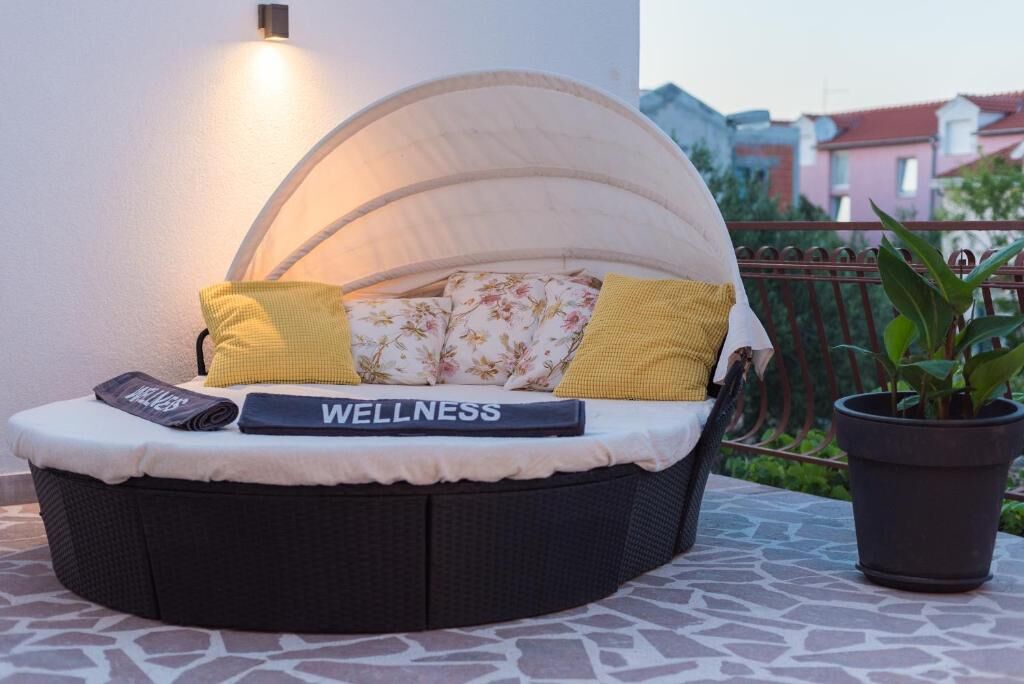 Apartments Wellness &  Beauty 90701-A1